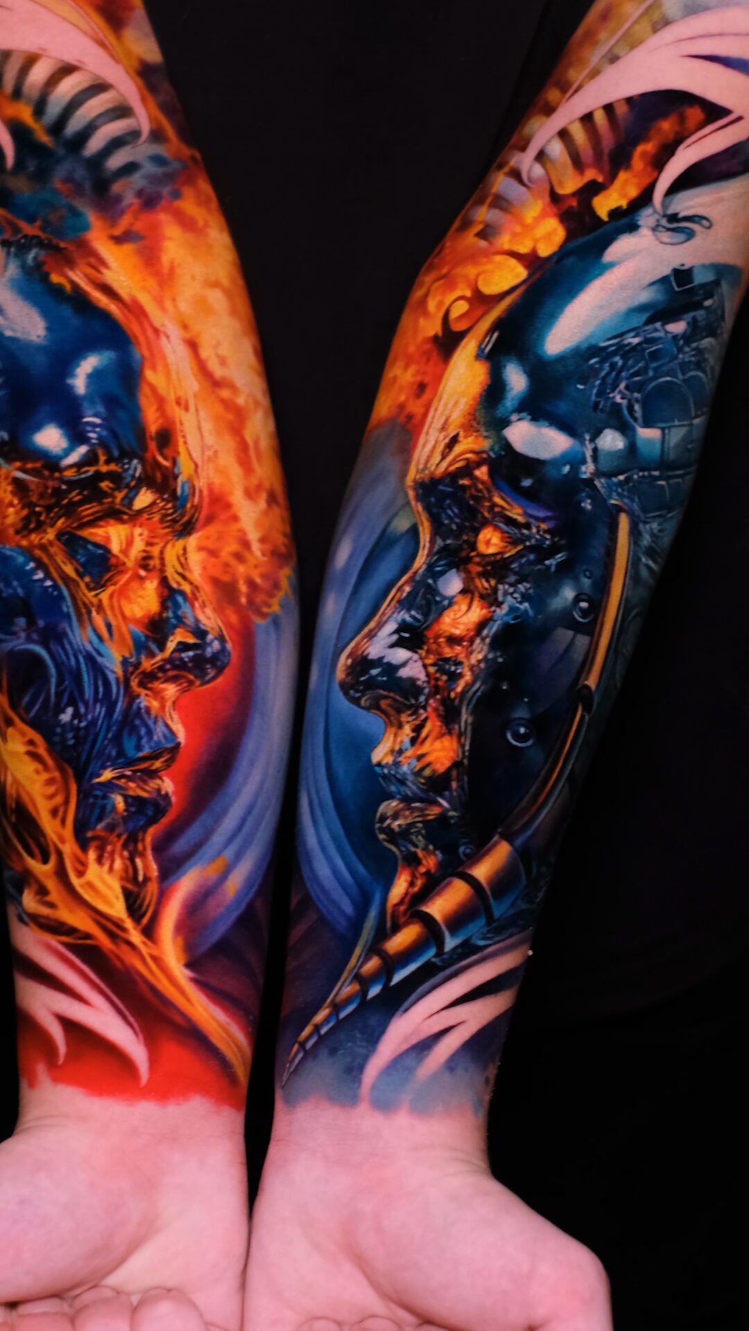Beide Unterarme von der Seite – gold-messingfarbener segmentierter Schlauch am rechten Handgelenk sichtbar, Tattoo Wrocław.