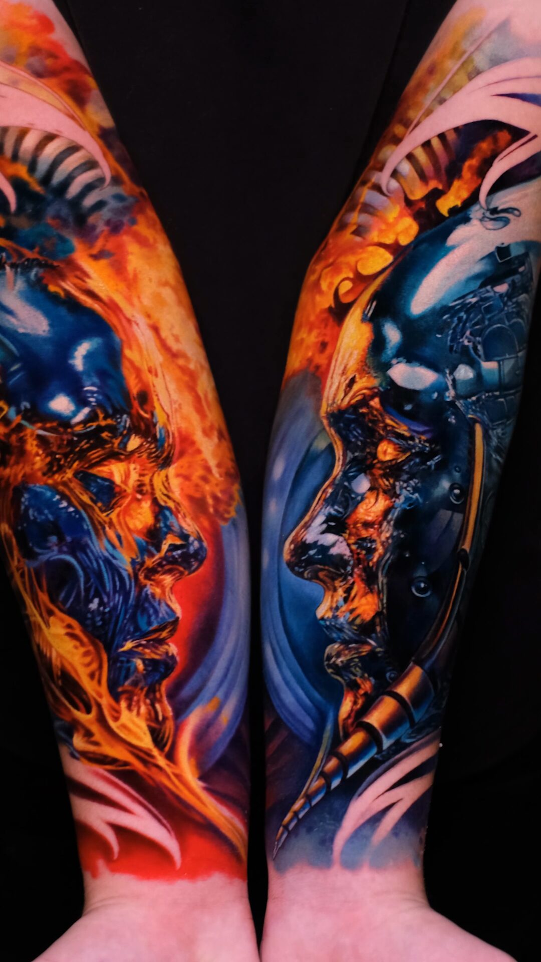 Warmer Roboter im Feuer im Vordergrund – Color-Realism, Tattoo auf dem Unterarm, Wrocław.
