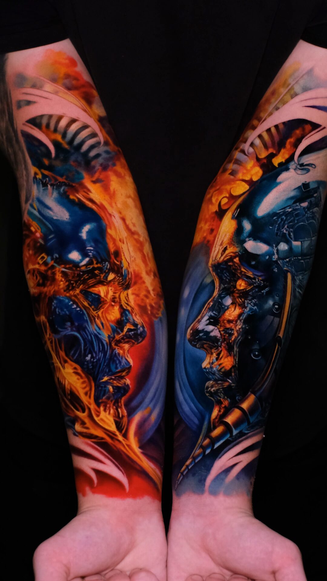 Beide Unterarme von den Ellbogen aus – Roboter-Köpfe und Feuer oben, Color-Realism, Wrocław.