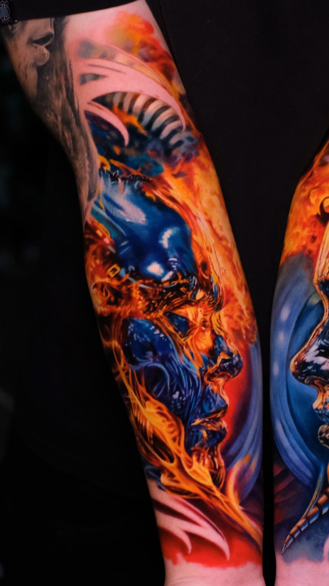 Biomechanisches Tattoo: zwei Roboter auf beiden Unterarmen