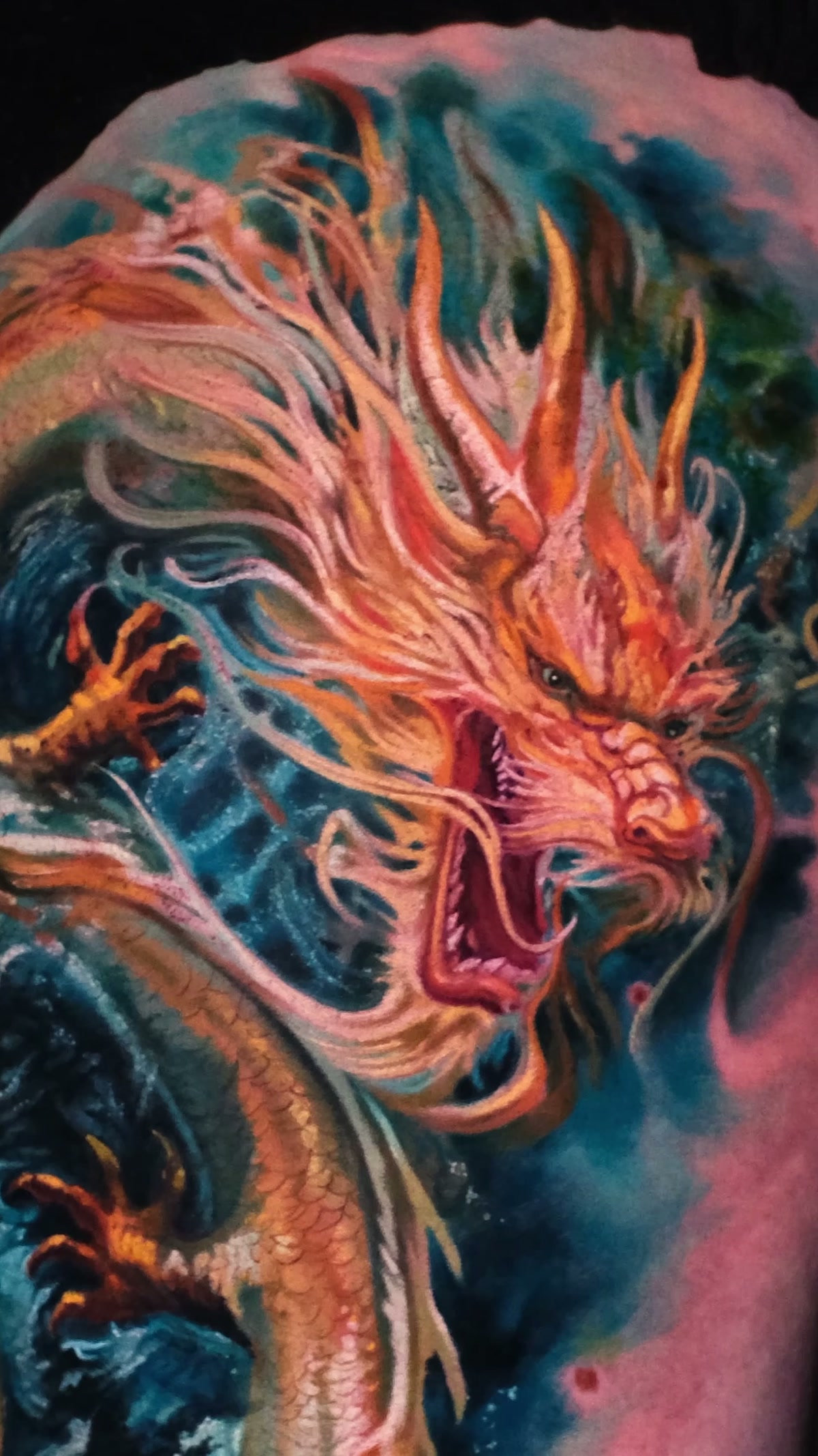 Drachenkopf und vordere Pranke zwischen Wellen mit weißer Gischt. Chinesischer Drache auf dem Oberschenkel, Wrocław.
