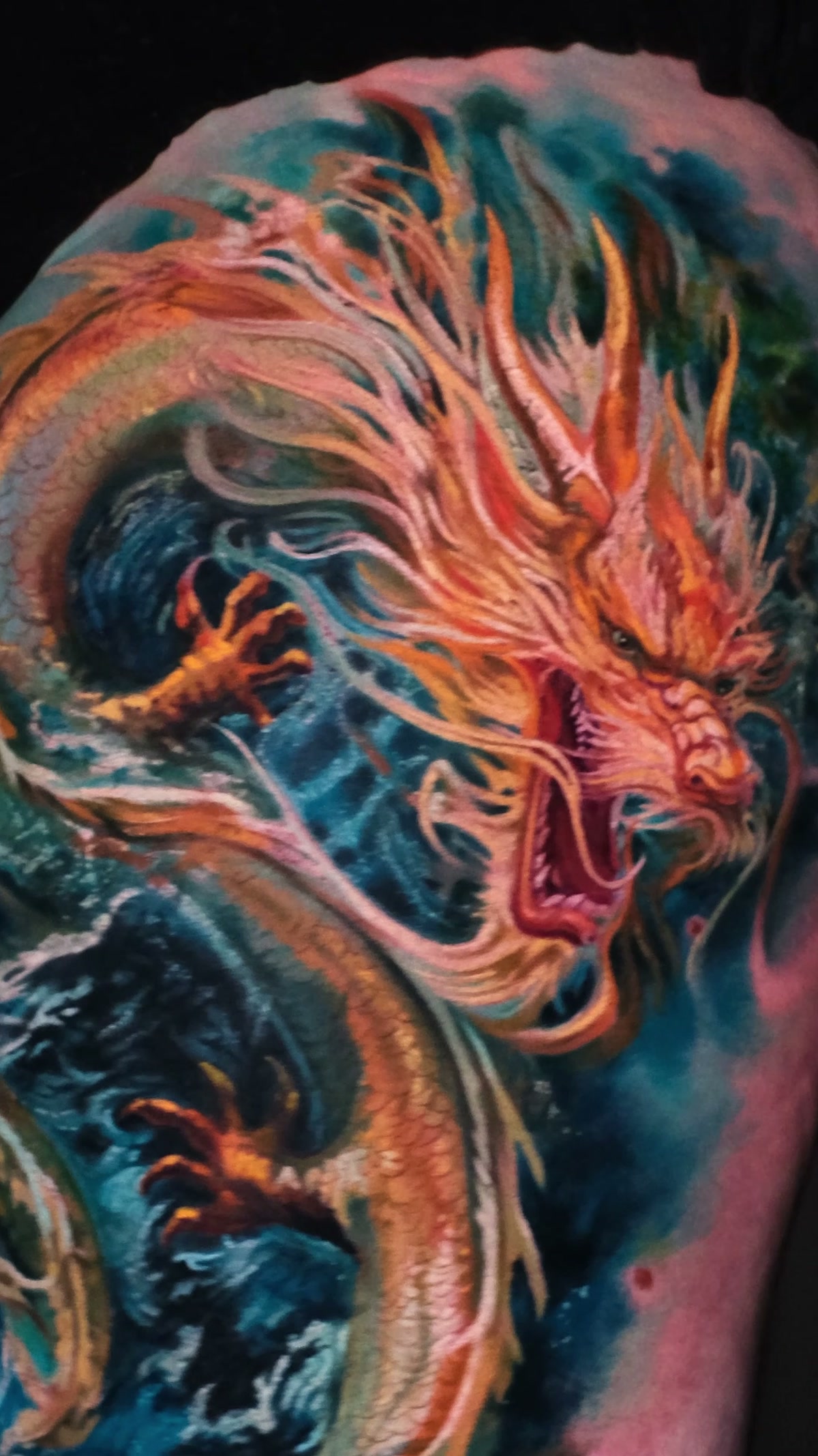 Drachenkopf von der Seite und ein Stück des geschuppten Körpers im Wasser. Realistischer chinesischer Drache auf dem Oberschenkel.
