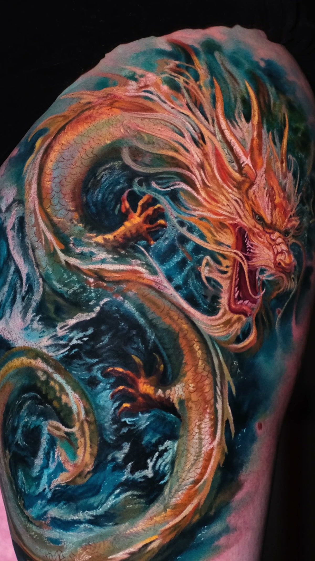 Gesamtansicht von oben: Drachenkopf, Körperwindungen und schäumendes Wasser. Realistischer chinesischer Drache auf dem Oberschenkel.