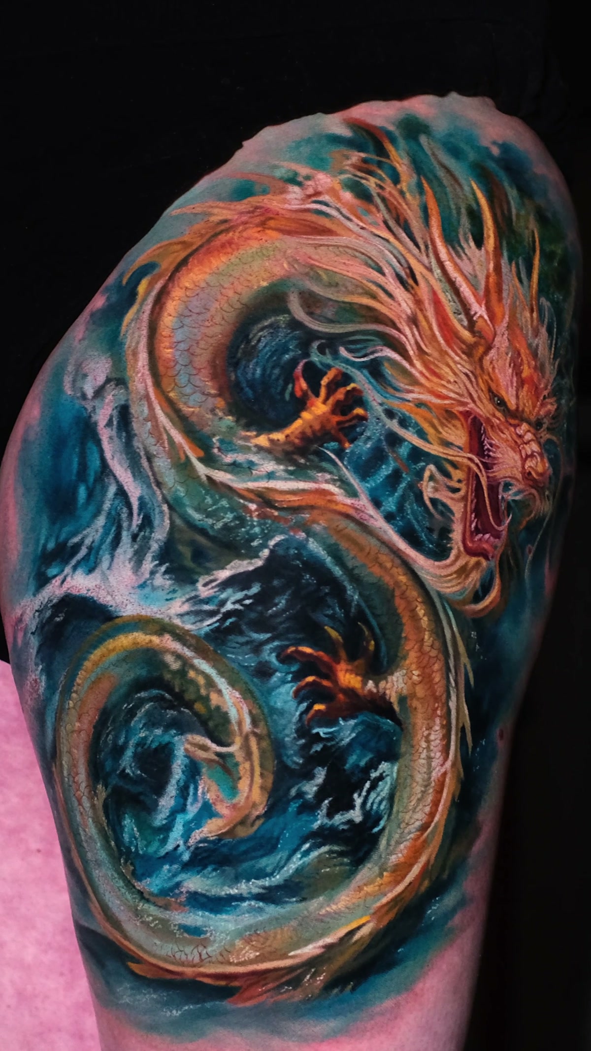 Ganzer Oberschenkel mit der Drachenkomposition im Wasser aus der Ferne. Realistischer chinesischer Drache.
