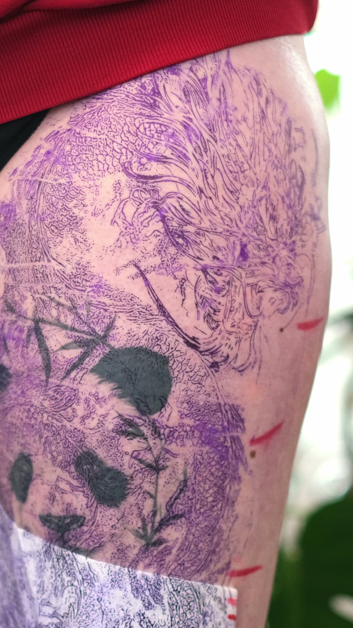 Cover-up-Tattoo auf dem Oberschenkel — Stencil auf der alten Schwarz-Weiß-Arbeit, Wrocław