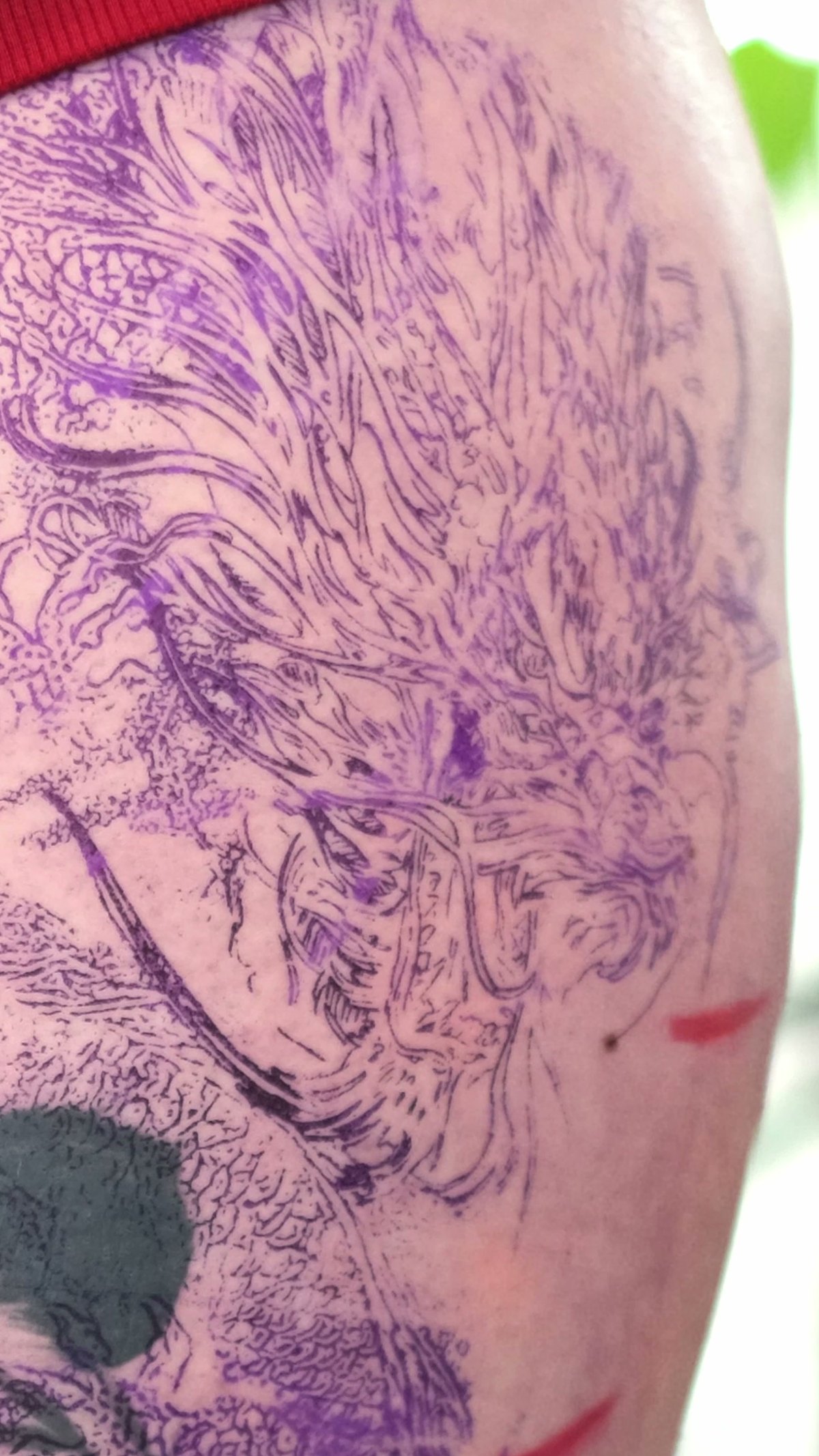 Drachen-Tattoo im Wasser — Color-Realism, Beginn der Arbeit auf dem Oberschenkel