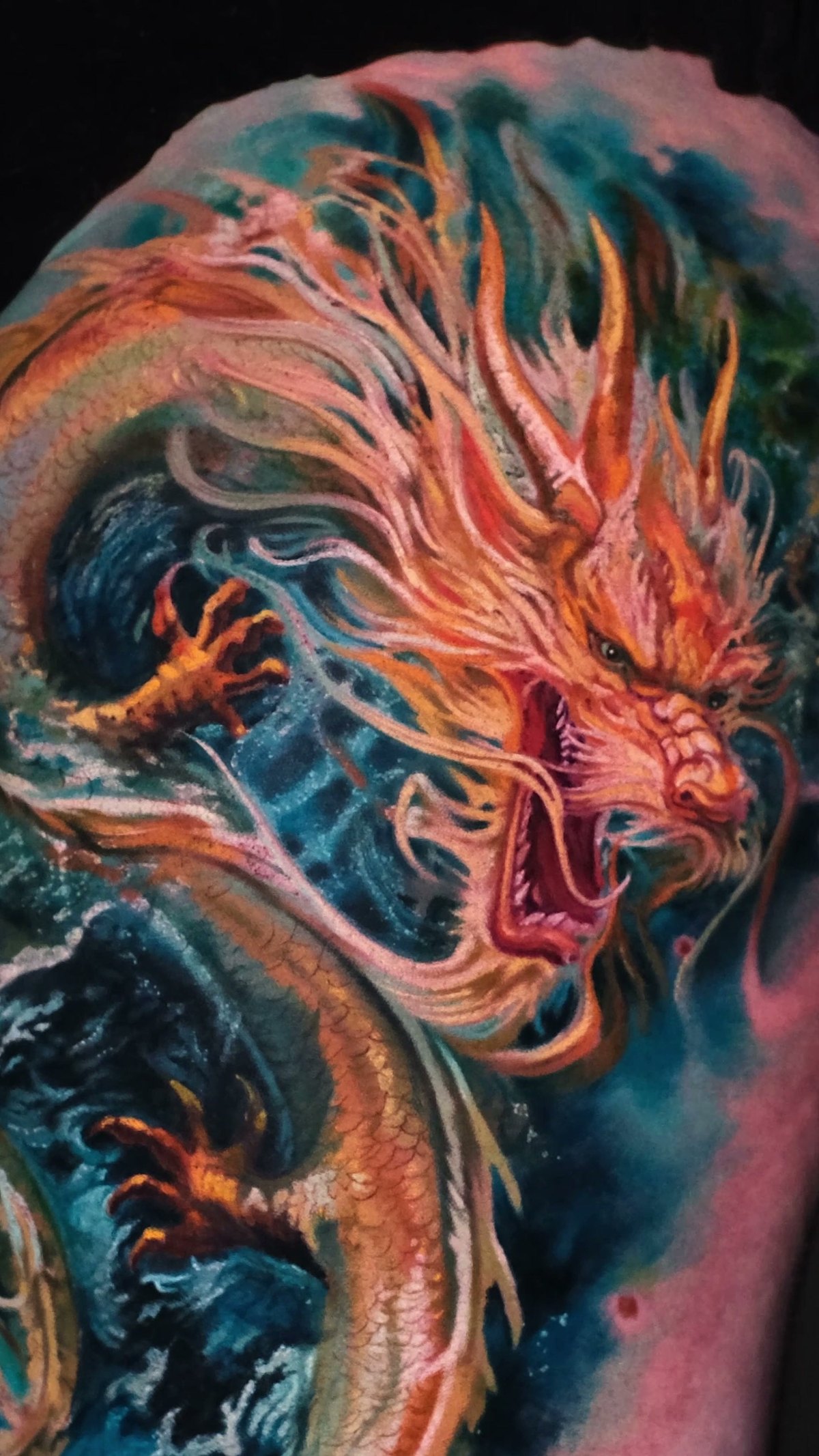 Realistischer Drache auf dem Oberschenkel — dichte Details covern die alte Füllung