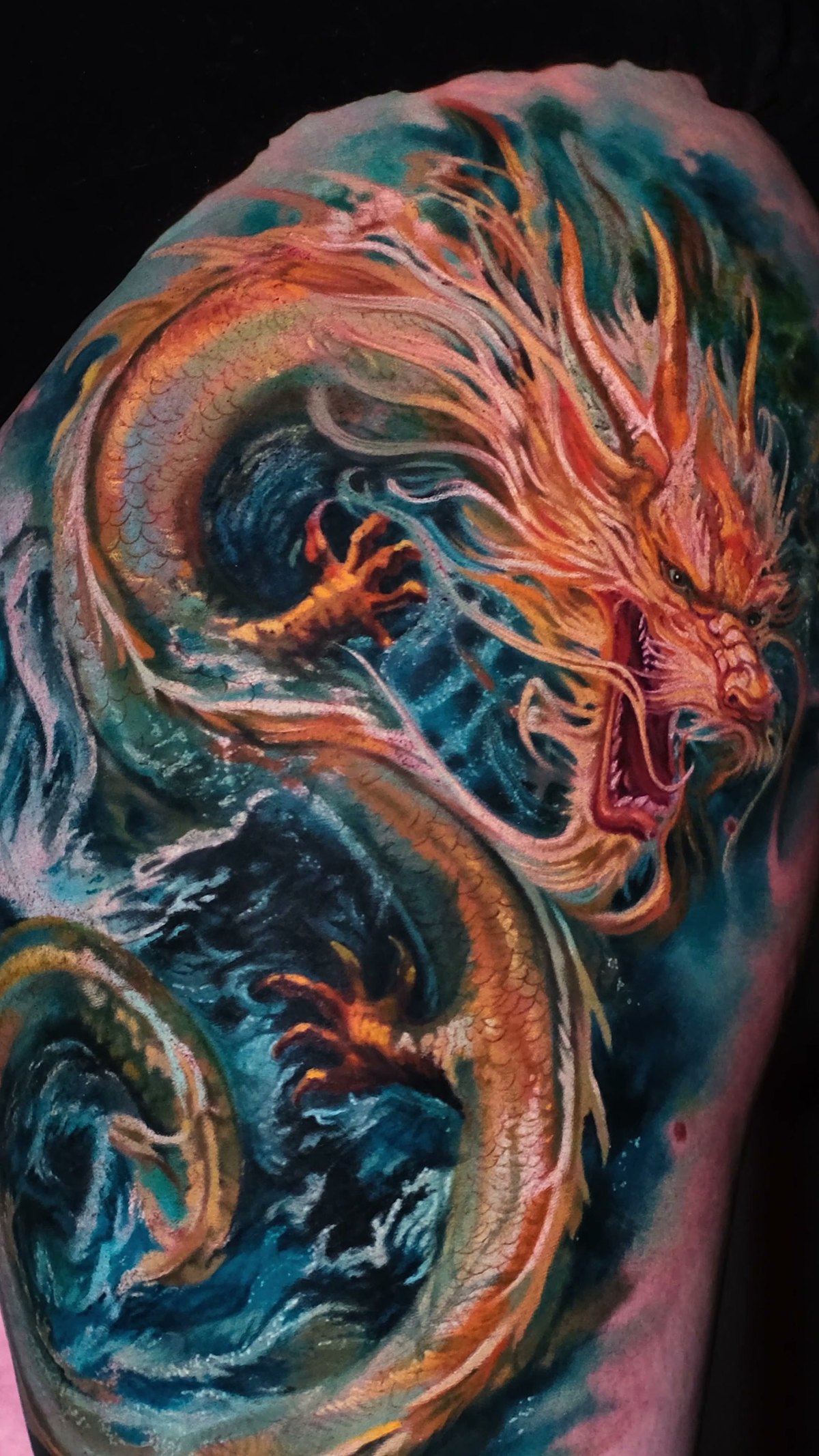 Realistisches Drachen-Tattoo, Cover-up eines Schwarz-Weiß-Tattoos — fertige Arbeit