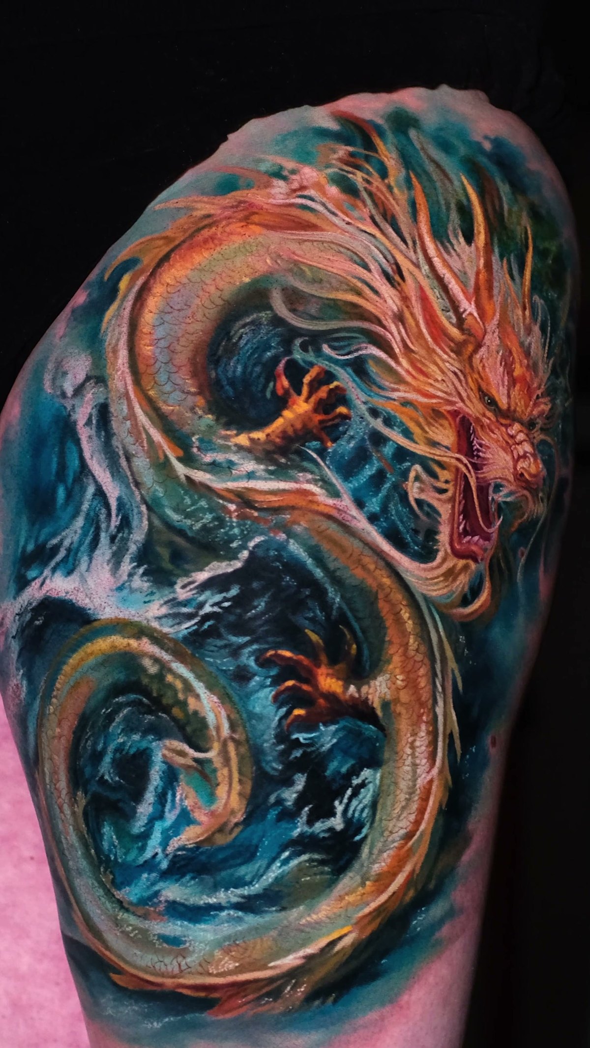 Tattoo-Cover-up Wrocław — fertiger Drache im Wasser, vom Panda keine Spur