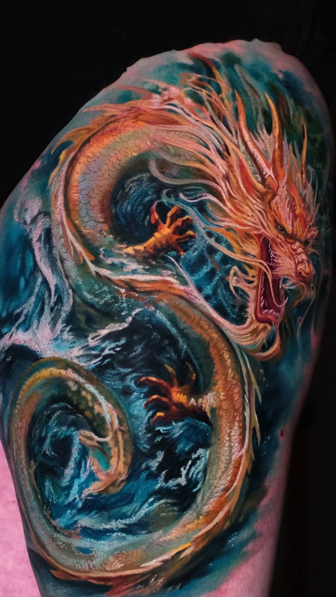 Vom Panda zum Drachen: Cover-up eines Schwarz-Weiß-Tattoos auf dem Oberschenkel