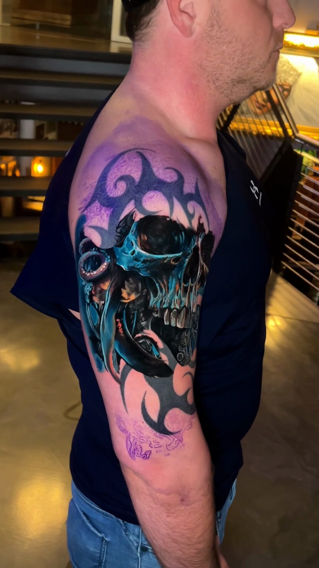 Schwarzes Tribal am Oberarm covern — realistischer Totenkopf, Reste des alten Tattoos ringsum