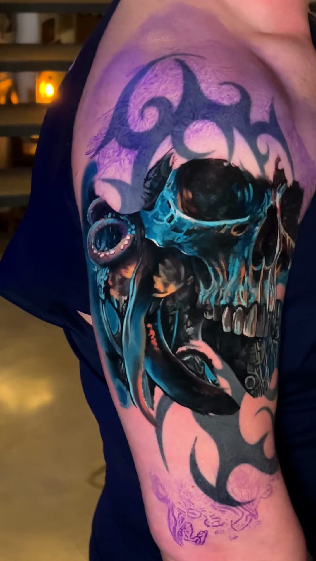 Das alte Tribal kommt über dem Totenkopf noch durch — Cover-up eines massiv gefüllten Tattoos, Wrocław