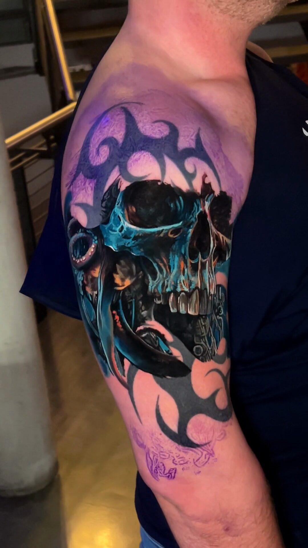 Realistischer Totenkopf mit Oktopus auf dem alten Tribal — Zwischenstand, das Tribal unten noch sichtbar