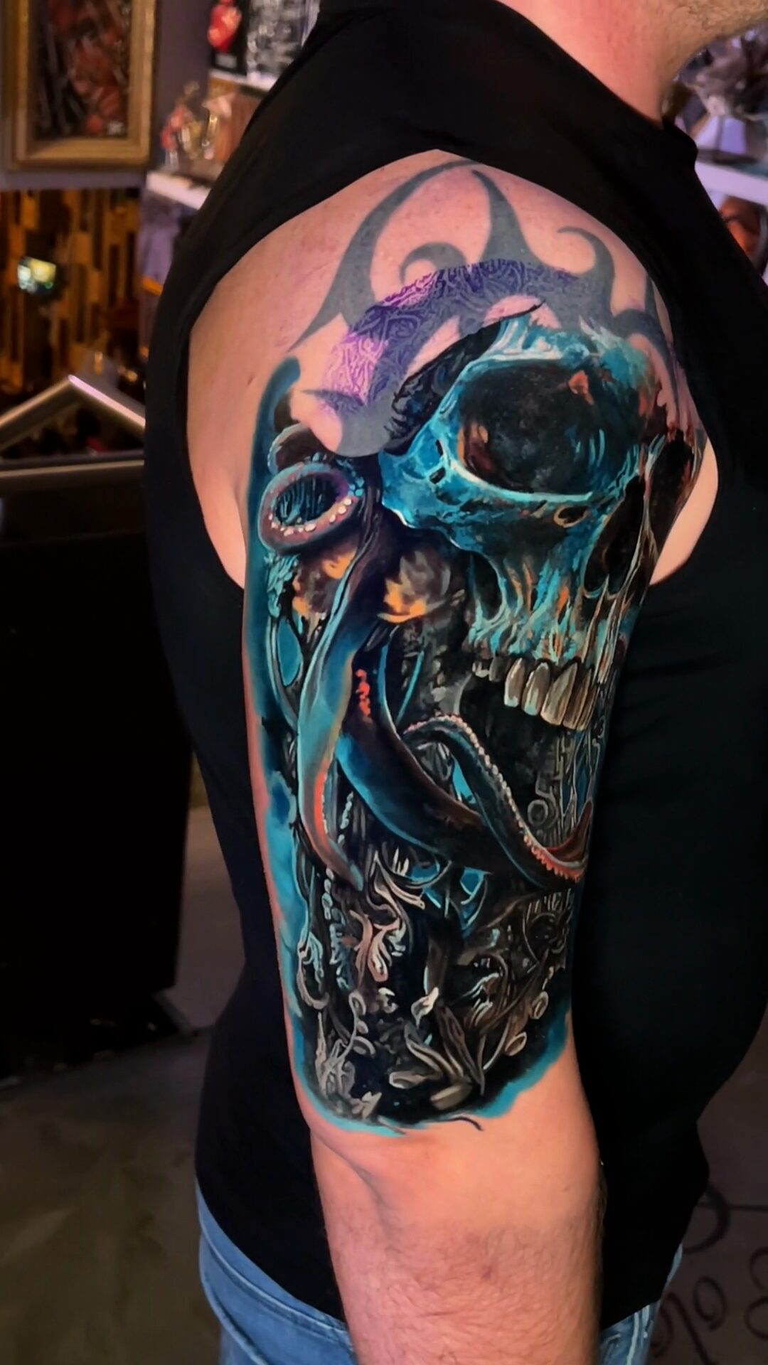 Endergebnis des Tribal-Cover-ups — Totenkopf mit Oktopus, Color-Realism, Oberarm
