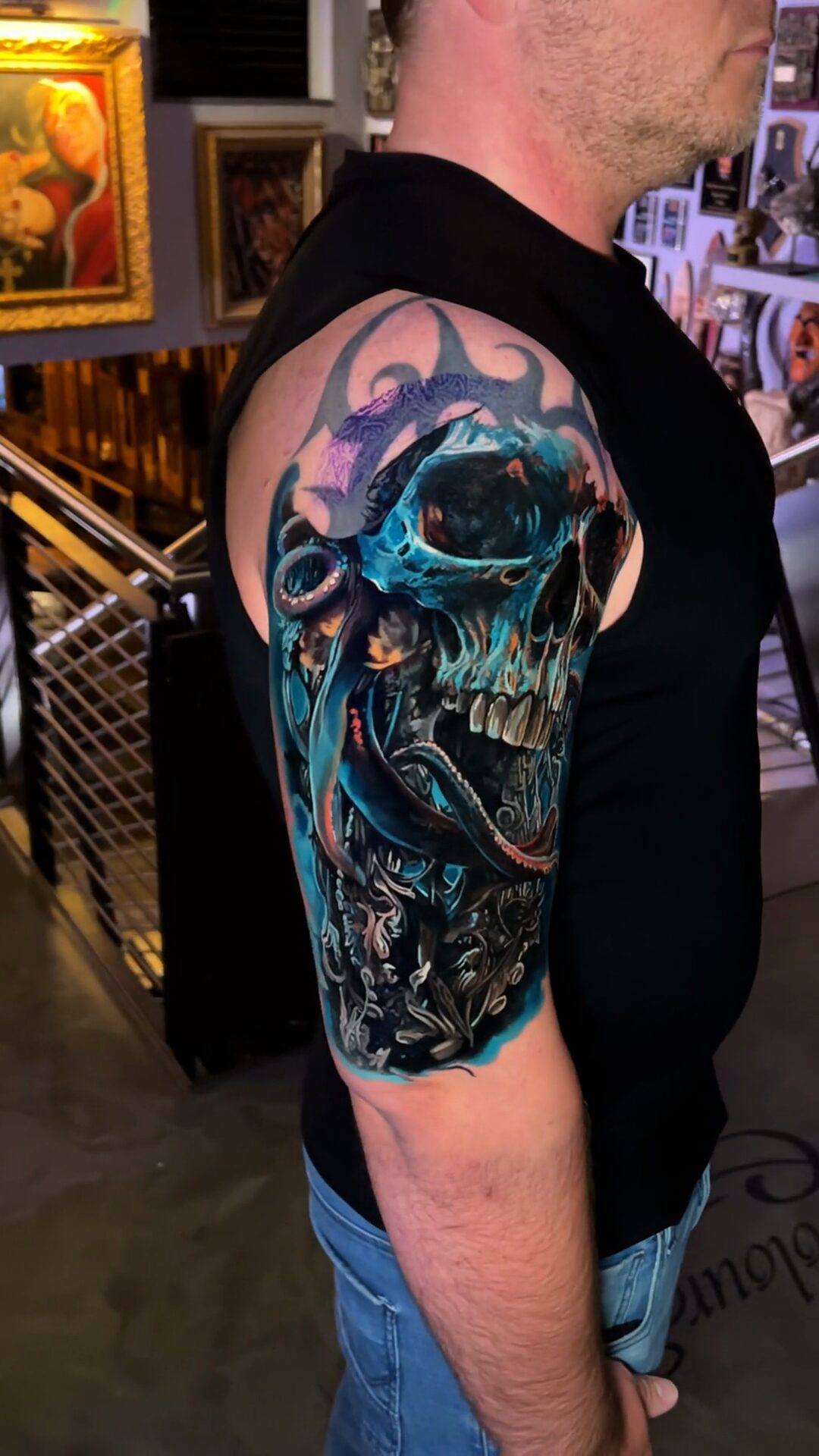 Schwarzes Tattoo mit Farbe covern — türkisfarbener Totenkopf mit Oktopus, Wrocław