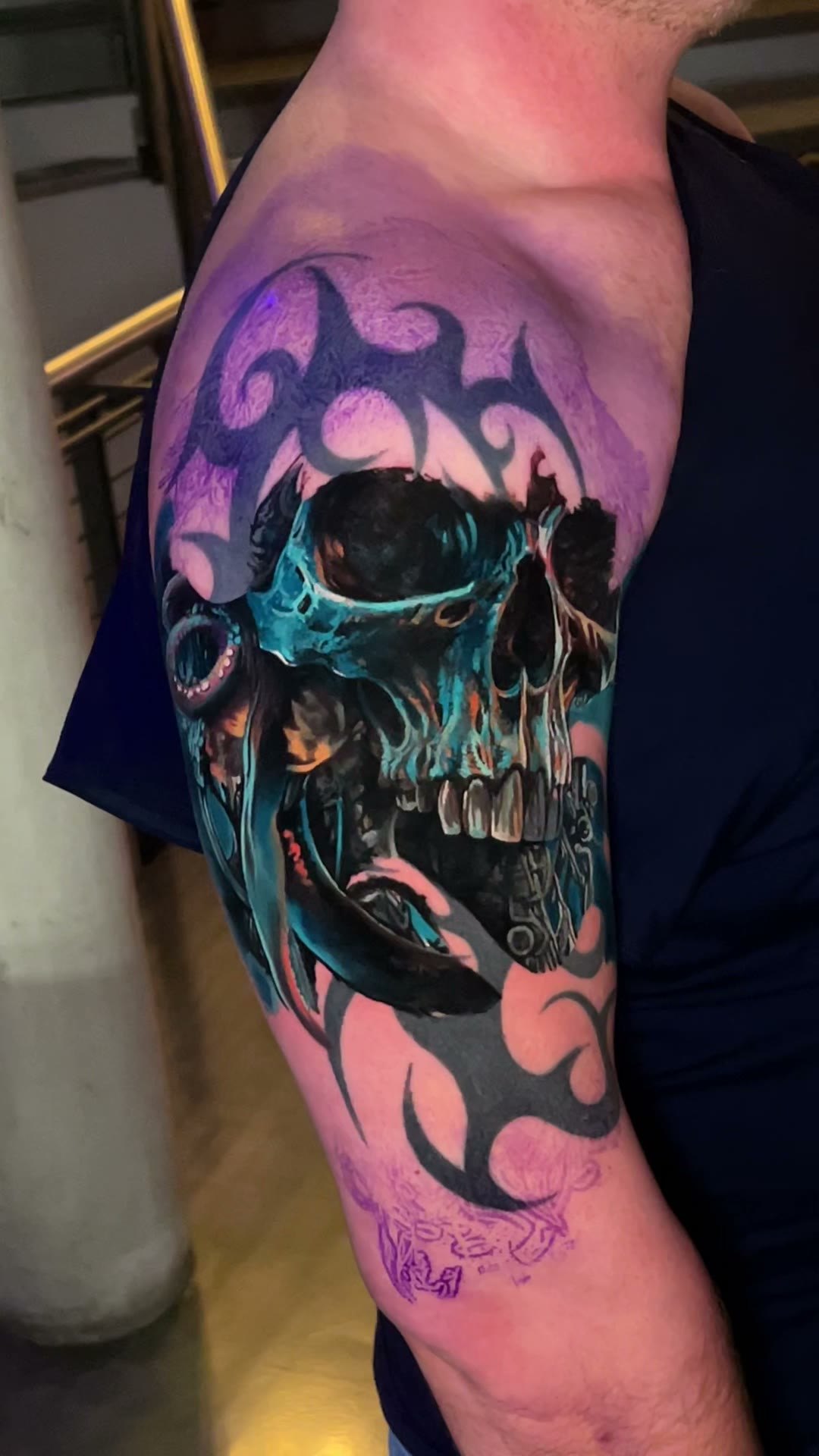 Schwarzes Tribal gecovert: realistischer Totenkopf mit Oktopus am Oberarm