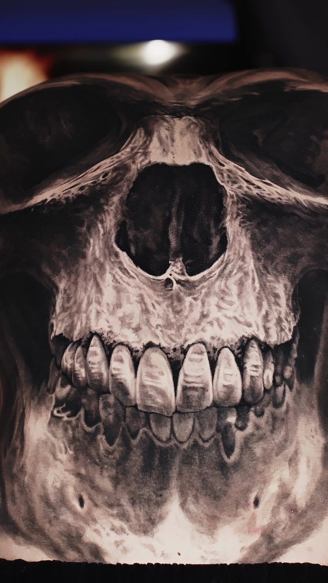 Totenkopf-Tattoo auf dem Rücken — Nase und obere Zähne, tonale Übergänge, greywash, Wrocław