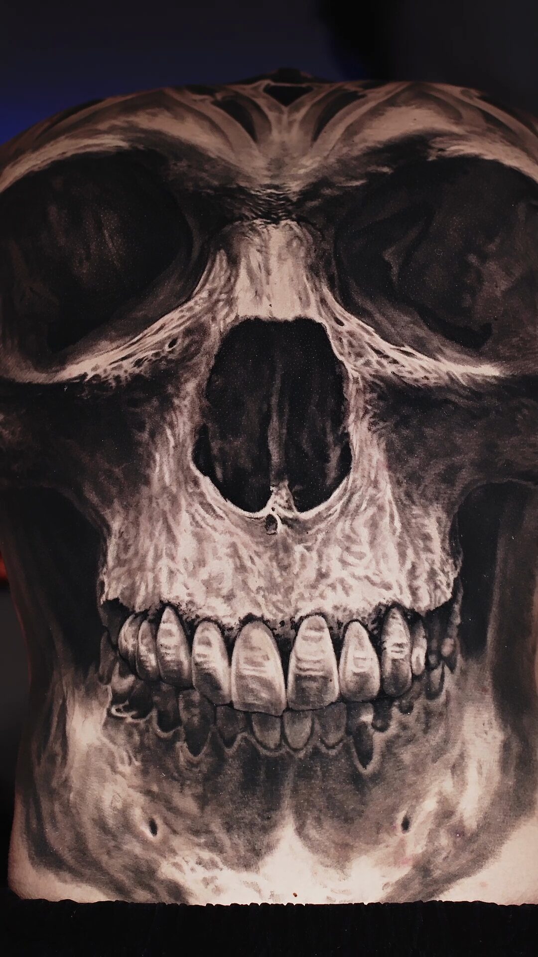Totenkopf über den ganzen Rücken — Augenhöhlen und Zähne, Schwarz-Weiß-Realismus