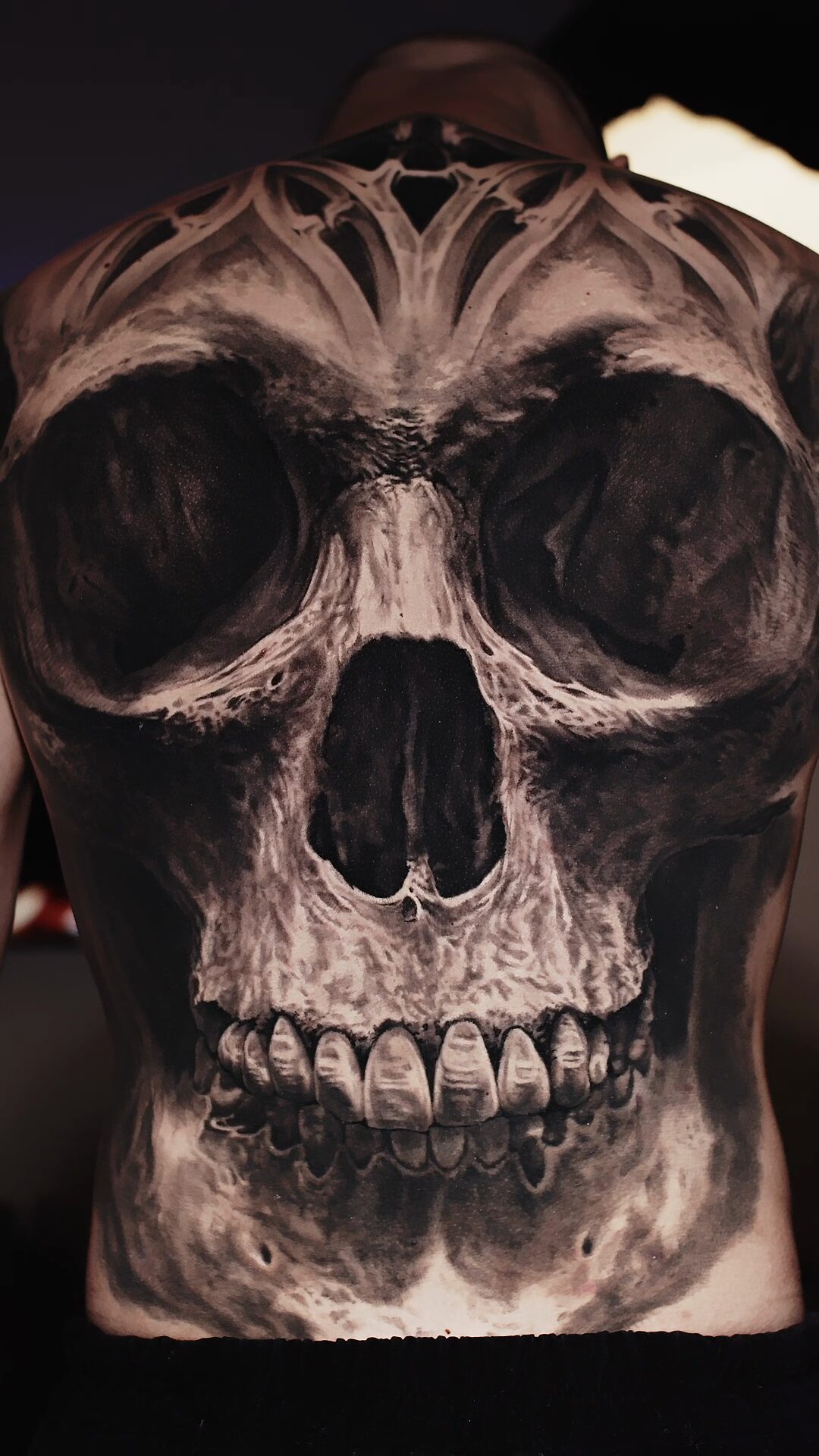 Tattoo über den ganzen Rücken — kompletter Totenkopf in greywash, black and grey