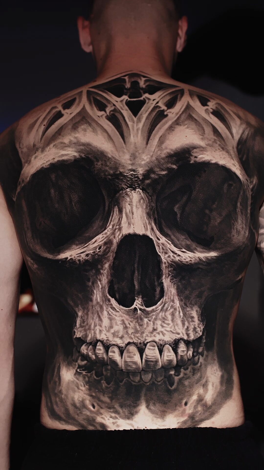 Black-and-grey-Realismus Wrocław — Totenkopf über den ganzen Rücken mit Ornament am Nacken, 8 Sessions