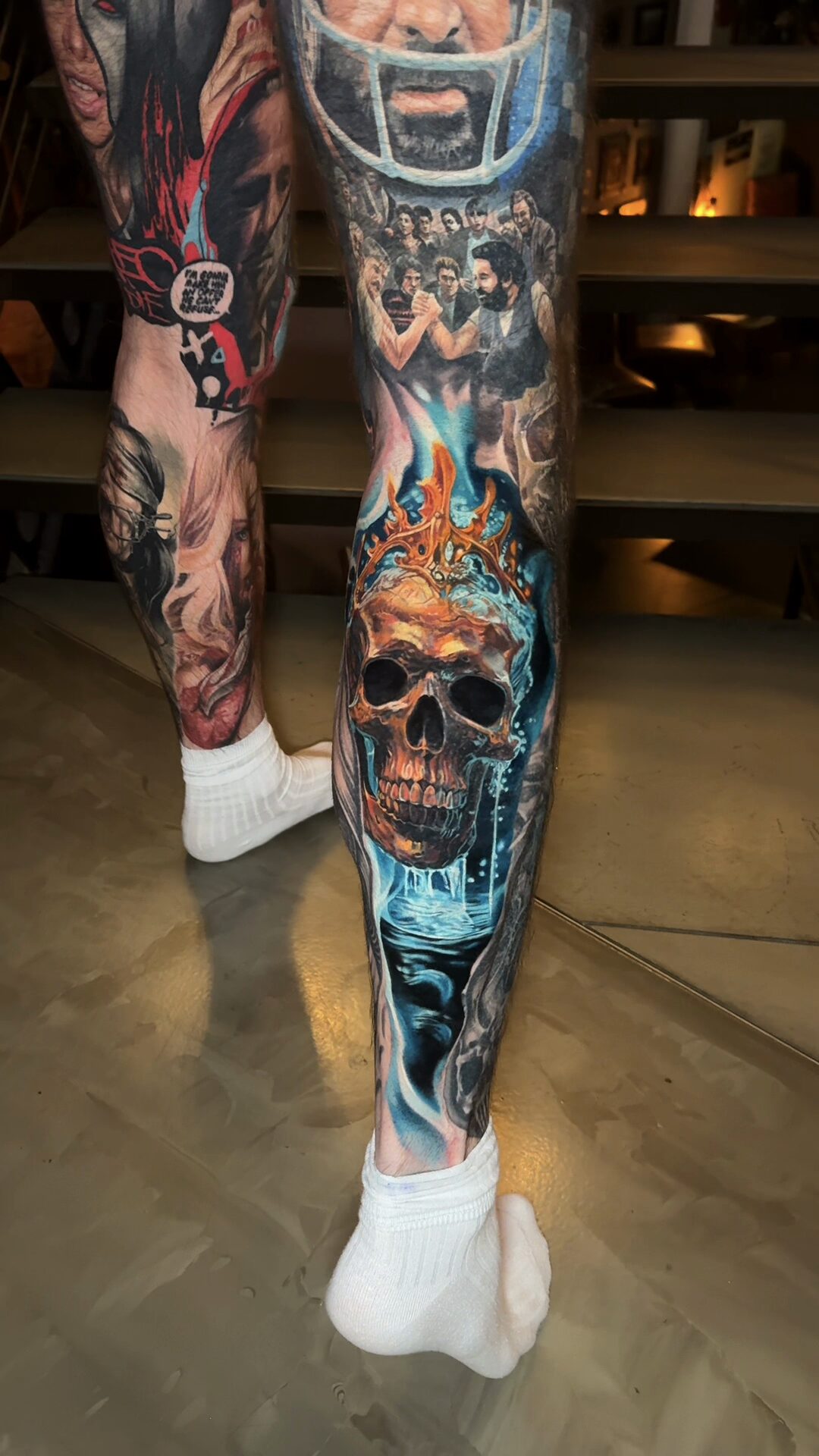 Tattoo eines Totenkopfs in Flammen an der Wade, Breslau – Gesamtansicht des Bein-Sleeves, Color-Realism von Alex666cold