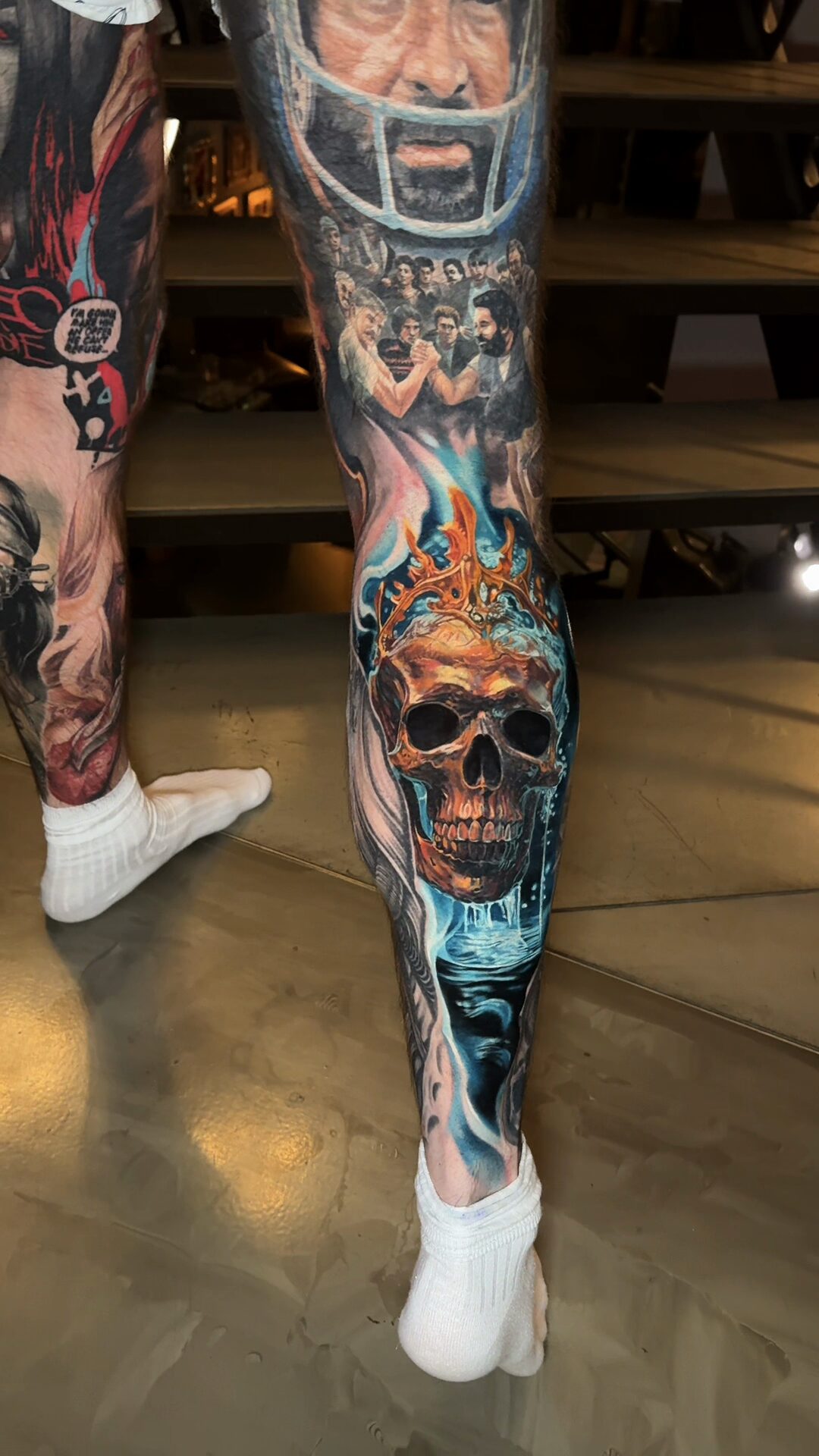 Seitenansicht des Bein-Sleeves – Kontrast der Elemente Feuer und Wasser, Color-Realism in Breslau