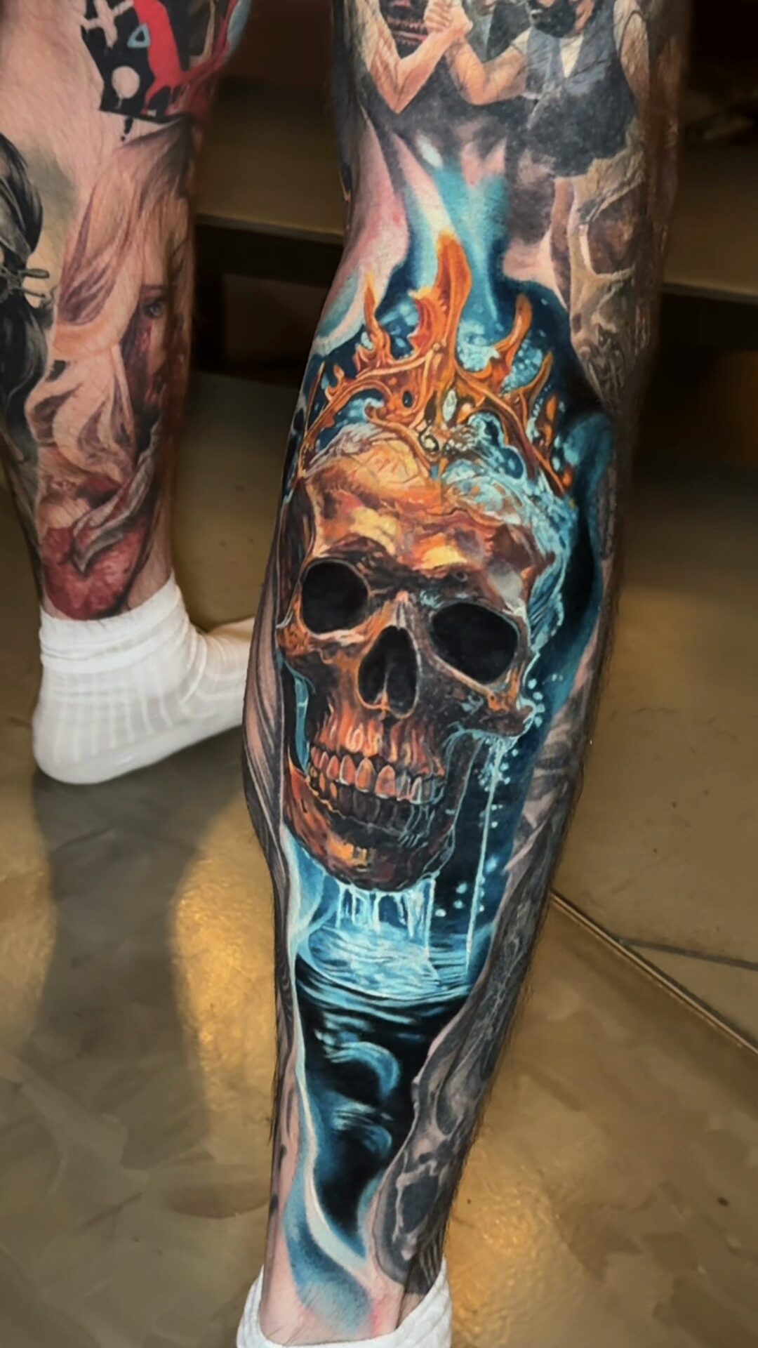Detail des Wassers unter dem Totenkopf – sattes Blau bis Marineblau, 3D-Effekt im Color-Realism-Tattoo