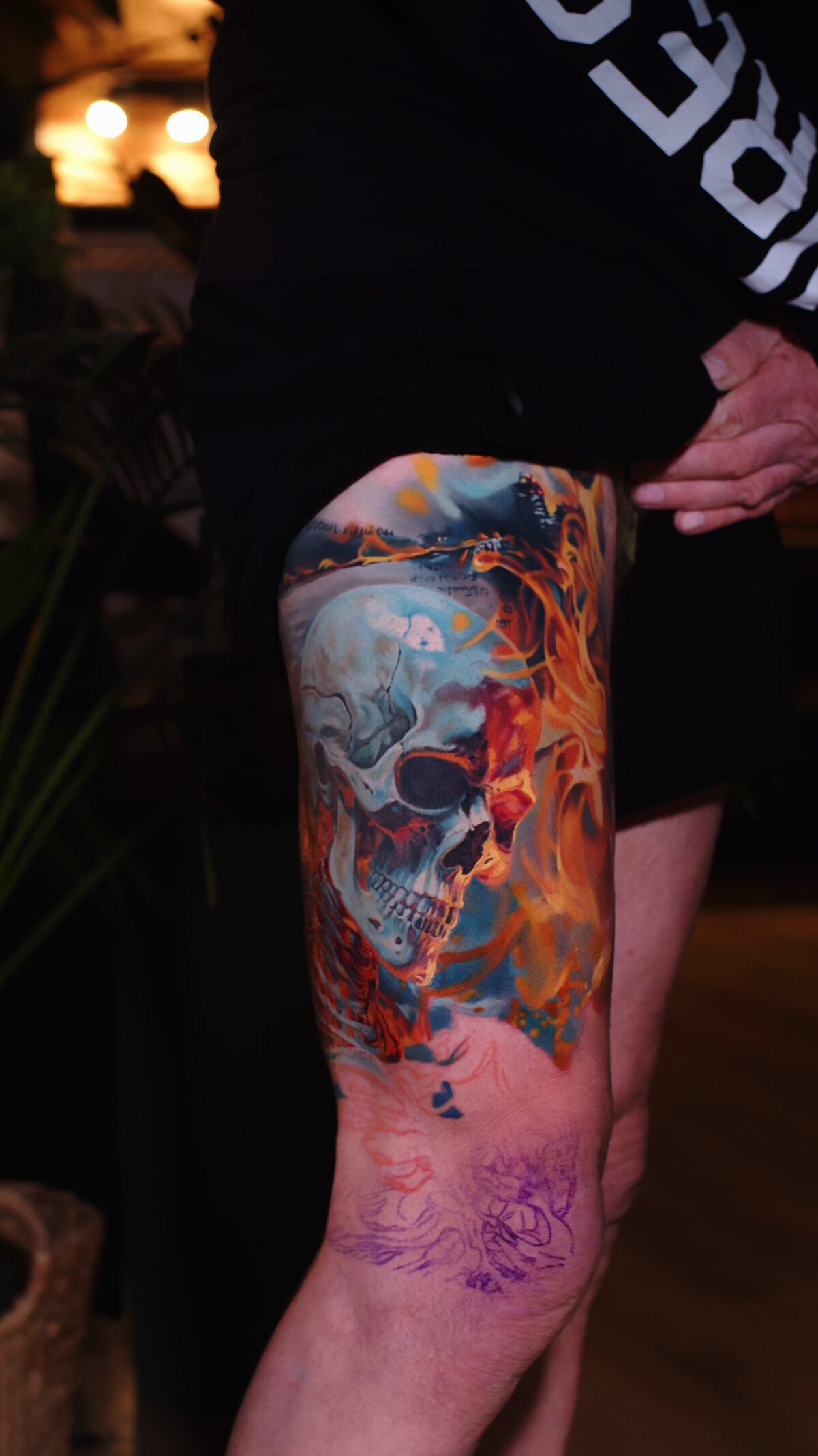 Nahaufnahme des fertigen Schädels – kühle blau-türkise Schädeldecke, Flammendetails, Tattoo-Studio Wrocław