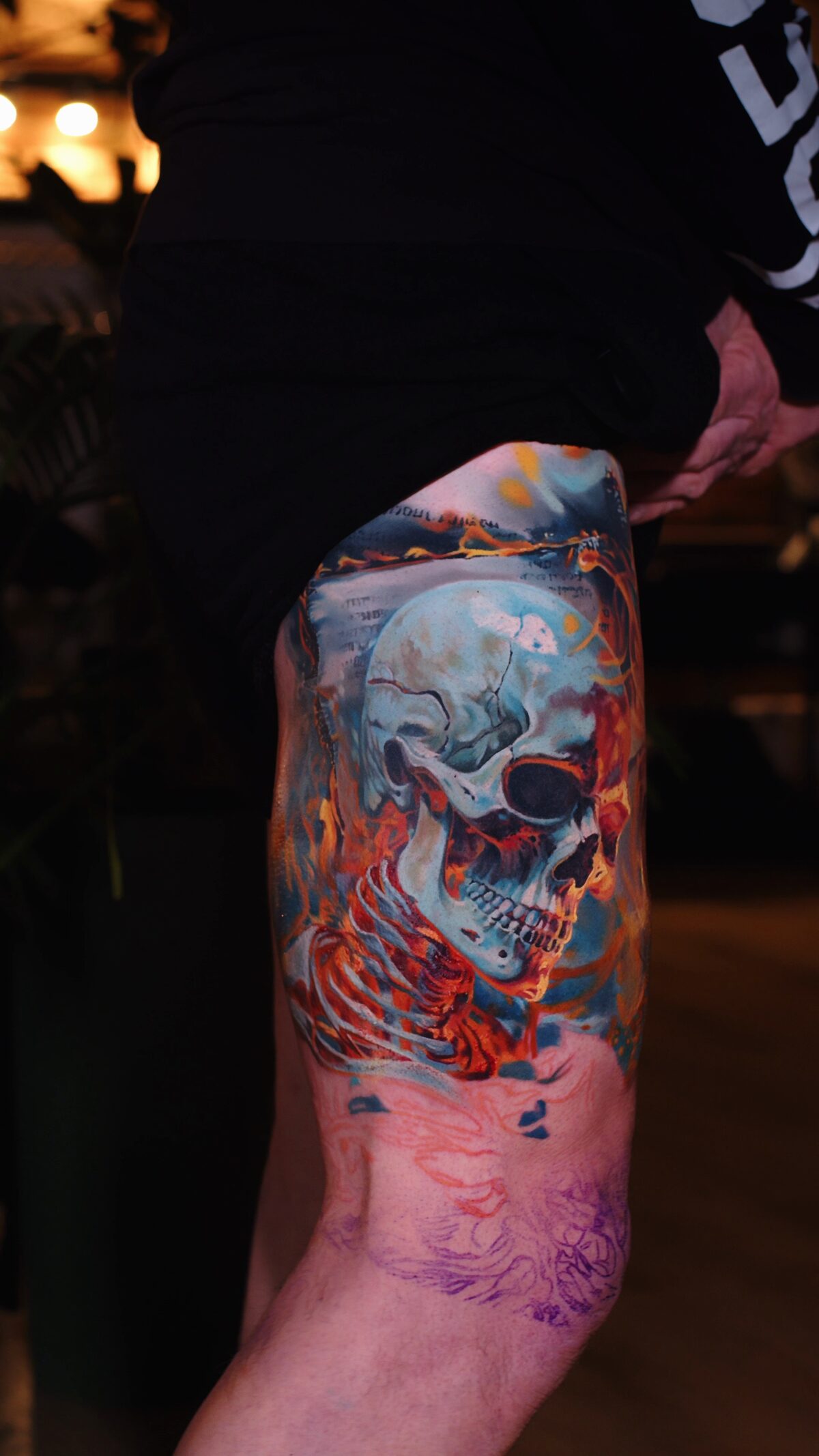Ausschnitt des Skeletts – violettes Stencil von Rippen und Wirbelsäule sichtbar, Zwischenstand, Color-Realism, Tätowierer Wrocław