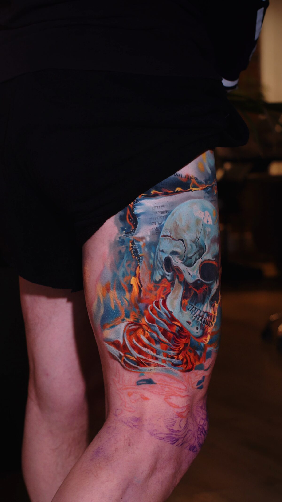 Gesamtkomposition – Totenkopf, Feuer und entstehendes Skelett am Oberschenkel, Color-Realism, Alex666cold Wrocław