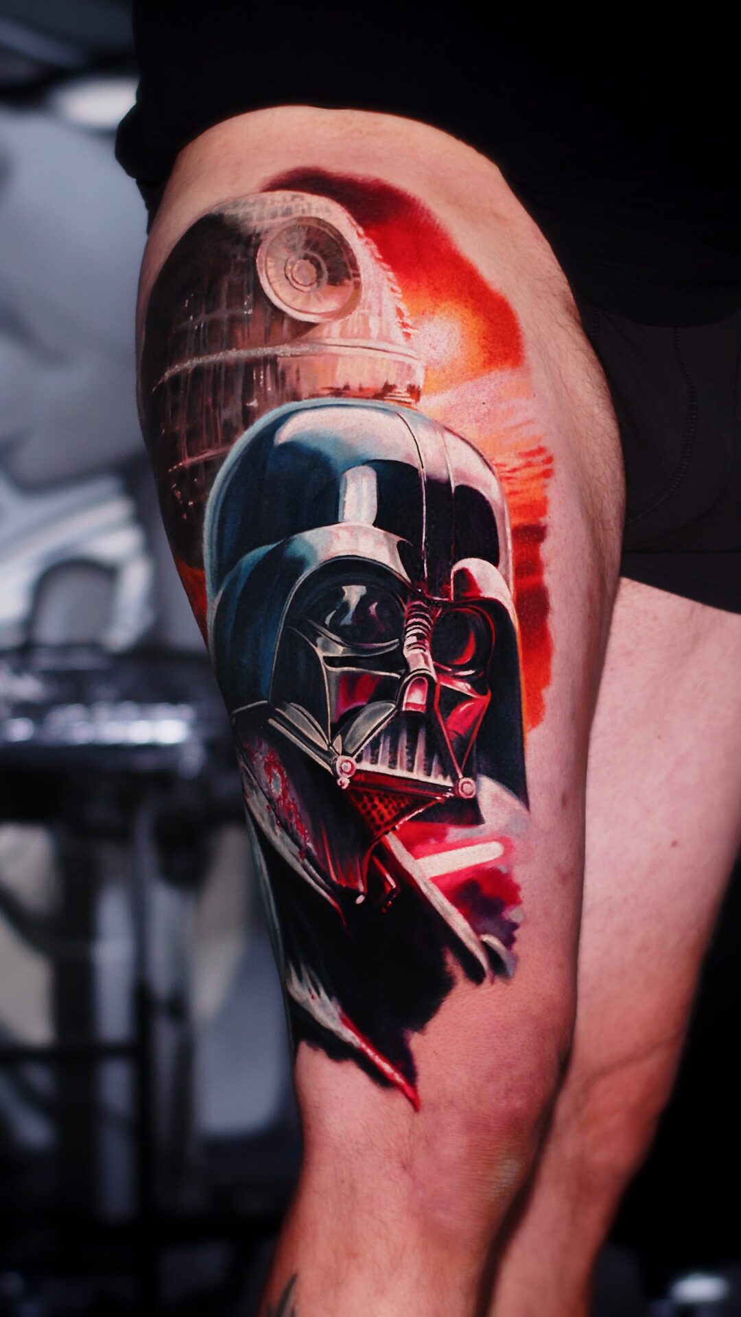 Nahaufnahme des Darth-Vader-Helms – realistisches Film-Tattoo, schwarzer Helm mit Lichtreflexen