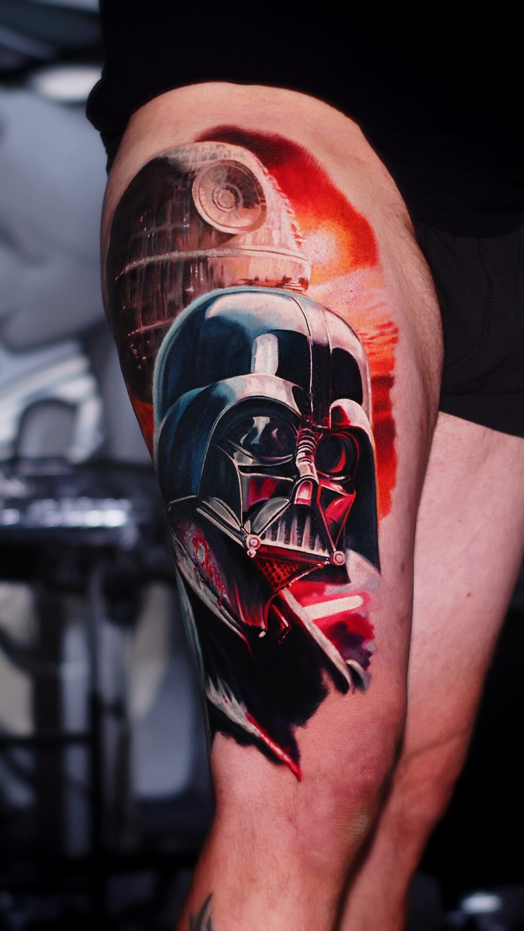Todesstern-Tattoo – roter Todesstern im Hintergrund des Oberschenkel-Tattoos