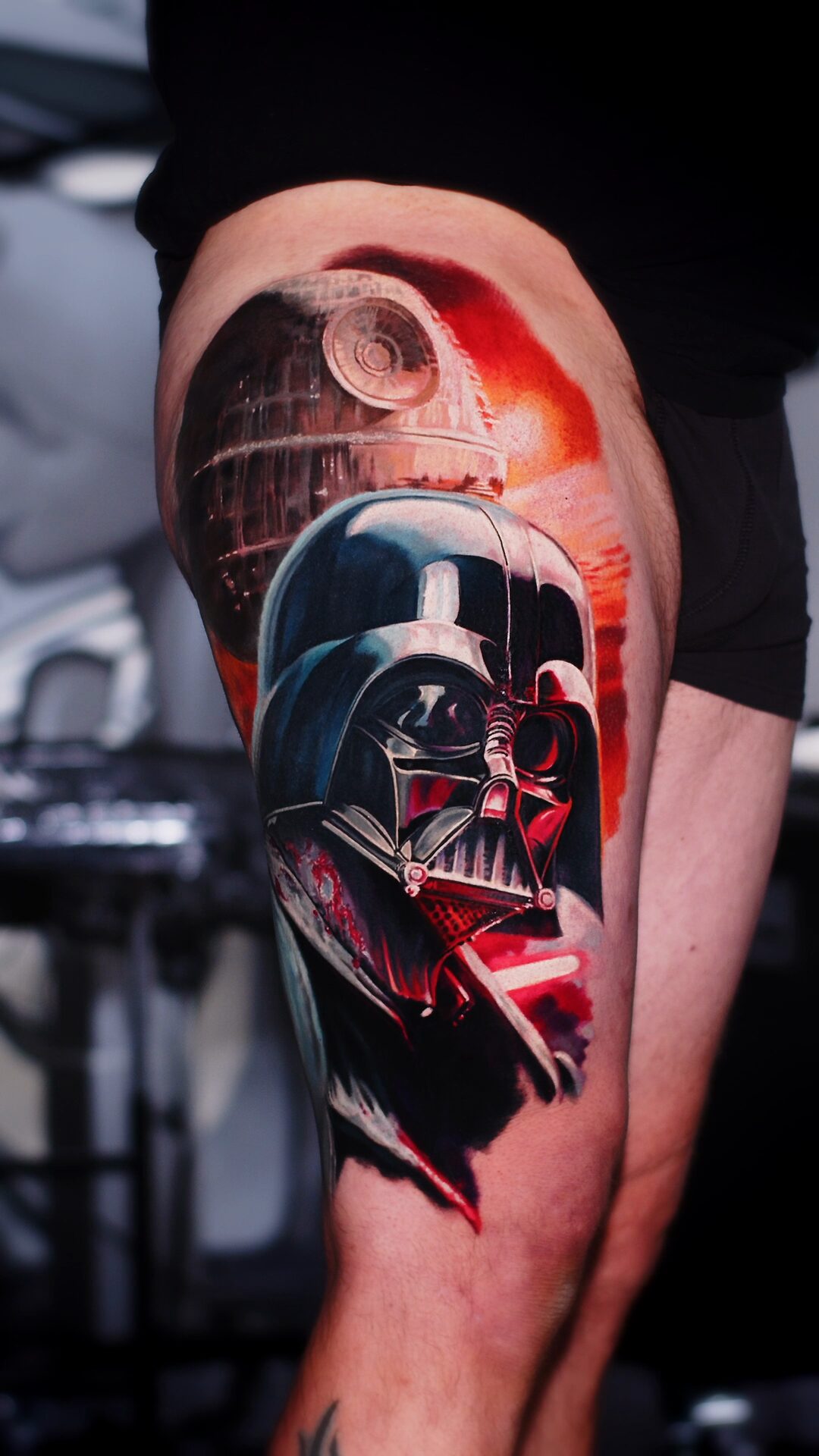 Detailaufnahme: Leuchten des Lichtschwerts im Darth-Vader-Tattoo – Color-Realism