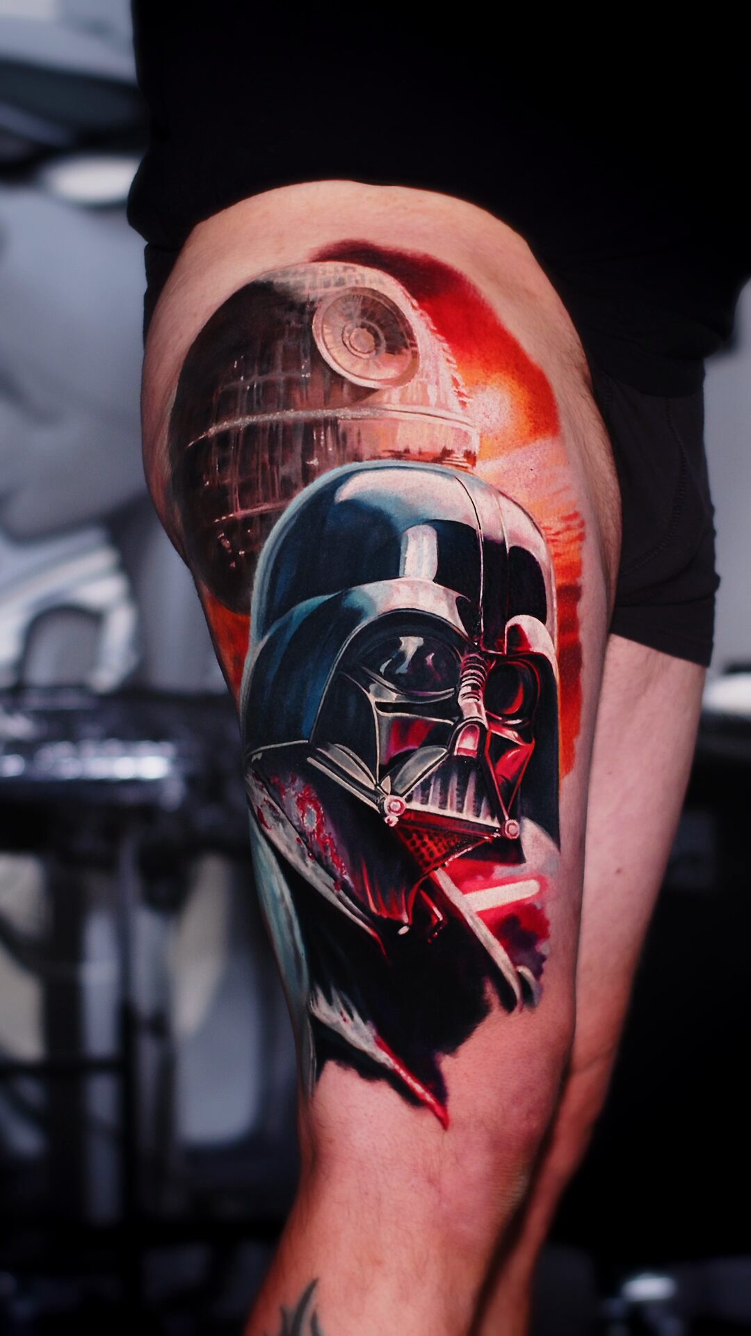 Tattoo auf dem Oberschenkel – düstere Star-Wars-Stimmung, Tätowierer in Breslau