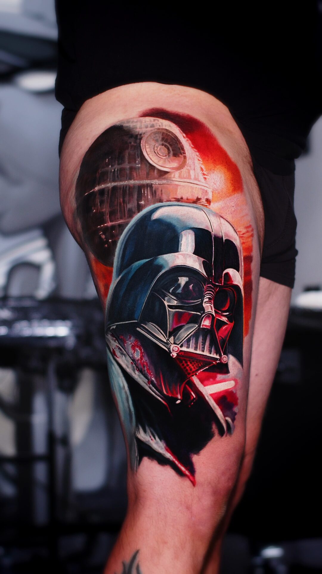 Realistisches Darth-Vader-Tattoo – schwarzer Helm und rote Akzente, Arbeit von Alex666cold