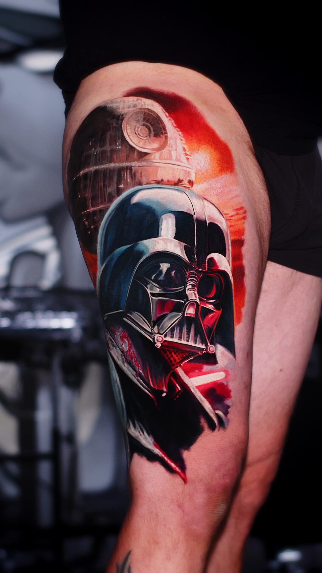 Realistisches Darth-Vader-Tattoo auf dem Oberschenkel – düsterer Color-Realism