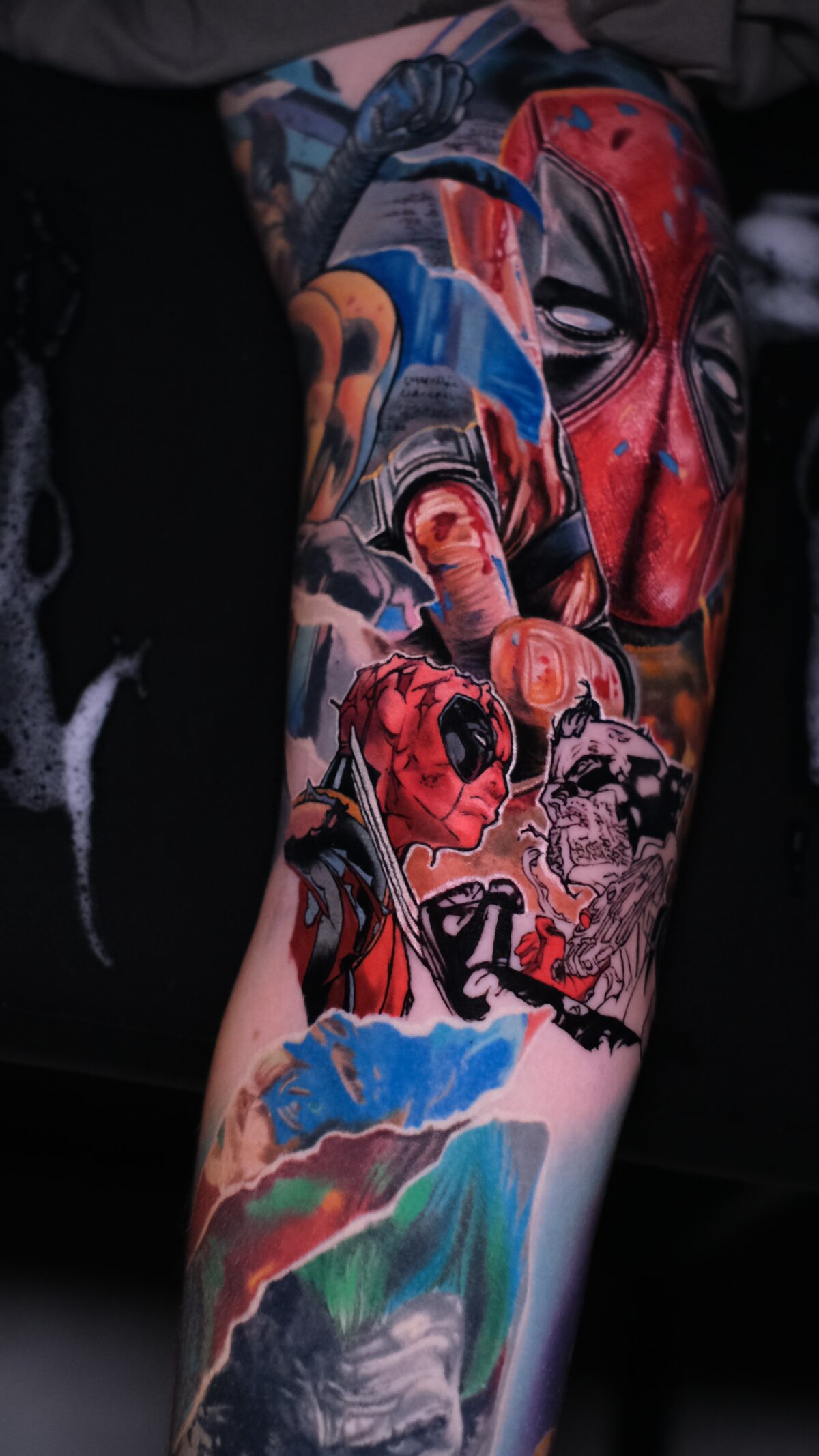 Sleeve von unten: Comic-Deadpool mit Katana, schwarz-weiße Skizze, zerrissene Kanten und blau-rote Flammenszene, Wrocław.