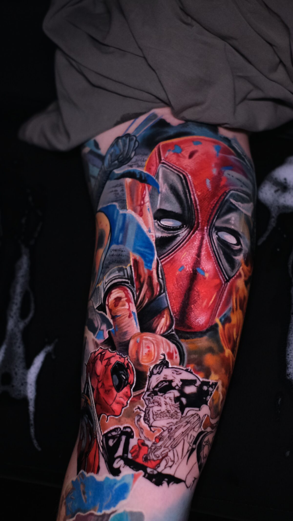 Seitliche Nahaufnahme der Deadpool-Maske mit den farbigen Details und den blauen Konfetti-Punkten, Tätowierer Wrocław.