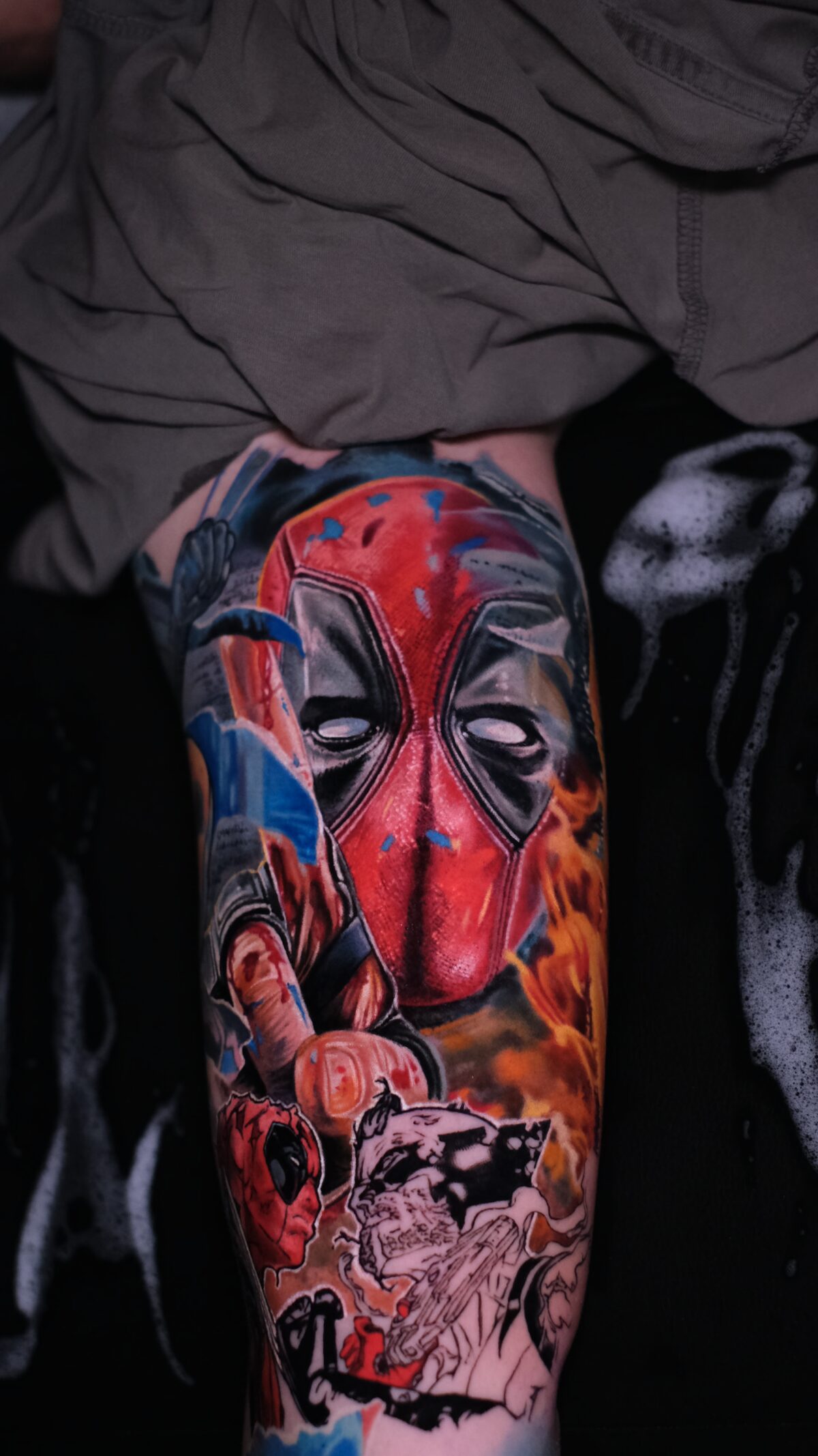 Gesamter Deadpool-Sleeve in der Seitenansicht – Maske, Comic-Deadpool und zerrissene Panels in Color-Realism.