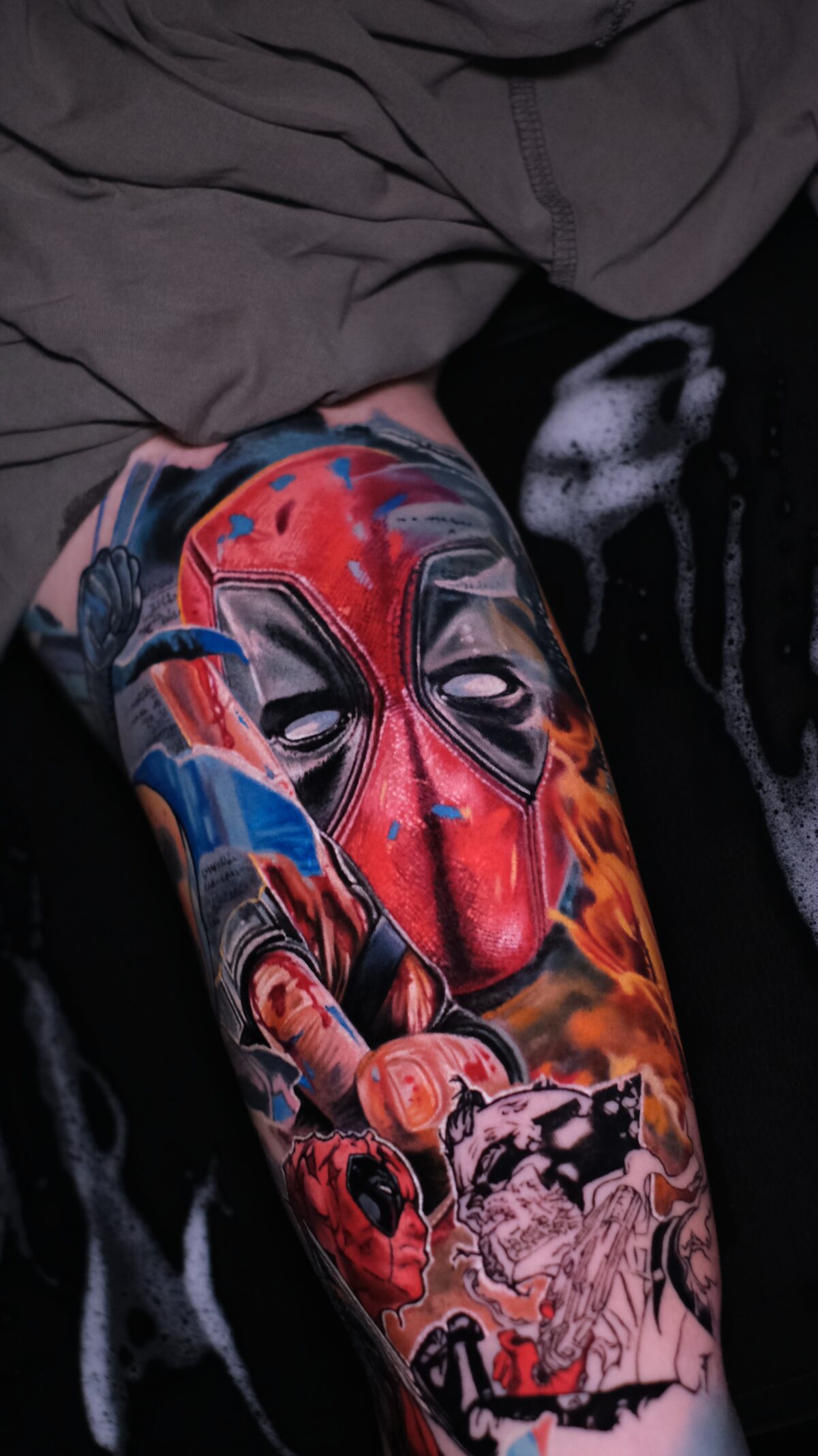 Realistisches Deadpool-Tattoo – Comic-Sleeve mit Maske und Flammen