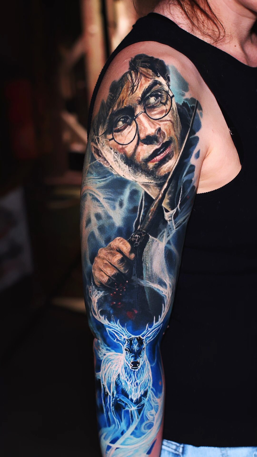 Eisblauer Patronus in Gestalt eines Hirsches – Leuchteffekt, 3D-Tattoo am Unterarm, Wrocław