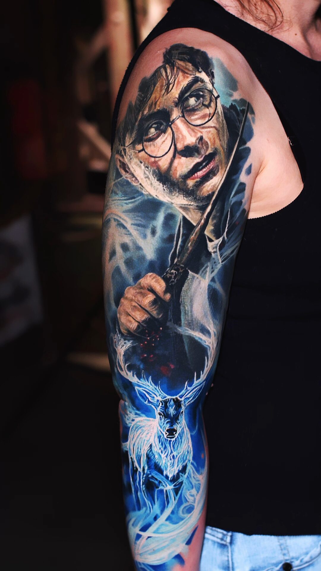 Die komplette Arbeit auf der Außenseite des Arms: Oberarm und Unterarm – Harry-Potter- und Patronus-Tattoo, Realismus