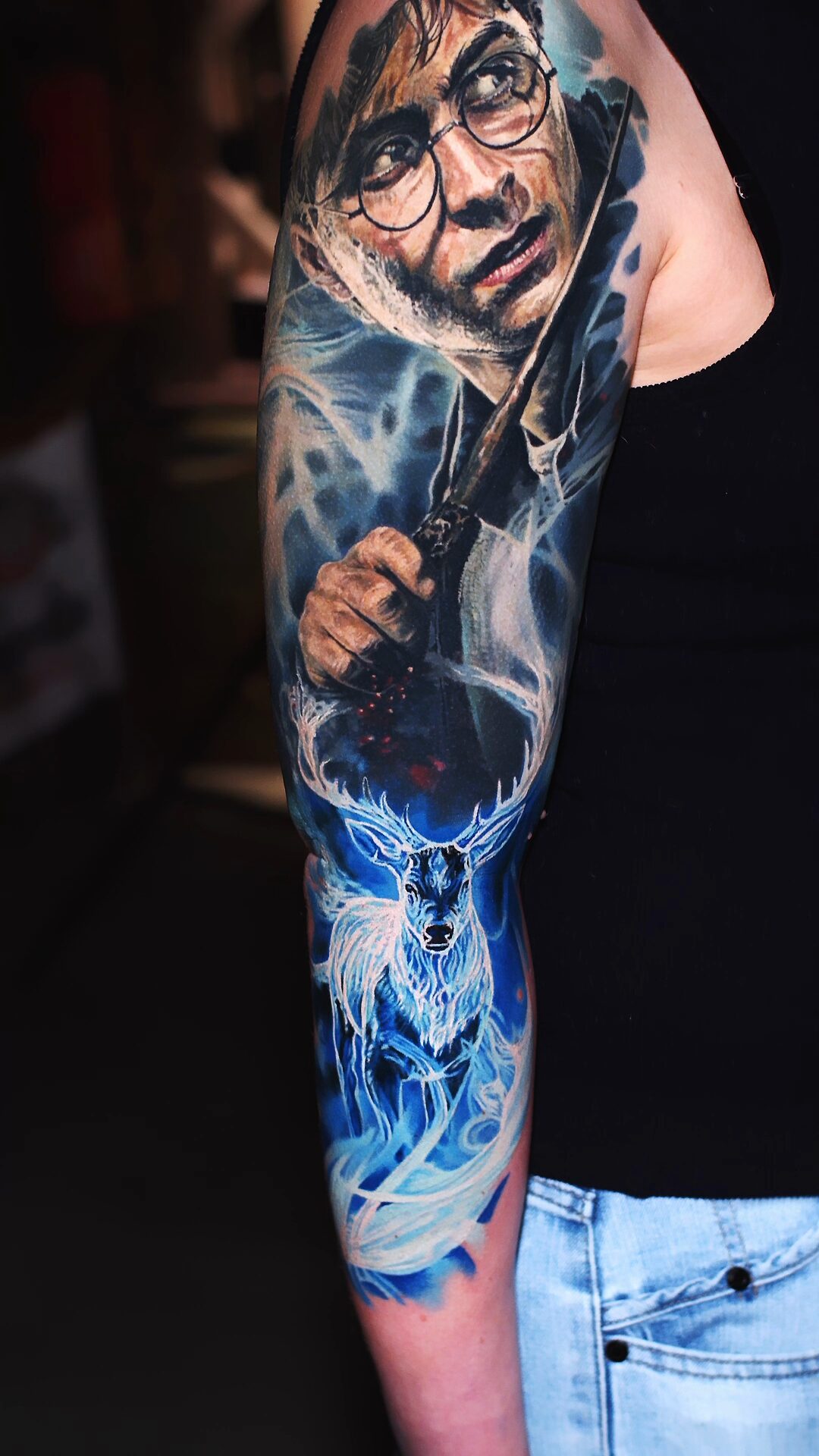 Komposition am Unterarm: leuchtender Hirsch und Funken – Patronus-Tattoo, Color-Realism