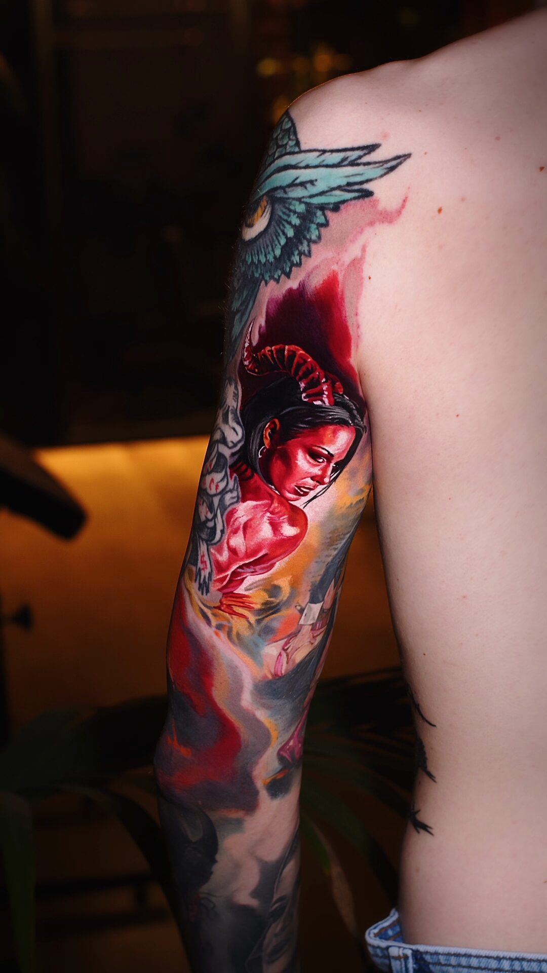 Gesamtansicht des Dämonenfrau-Tattoos am Oberarm – Color-Realism, Wrocław
