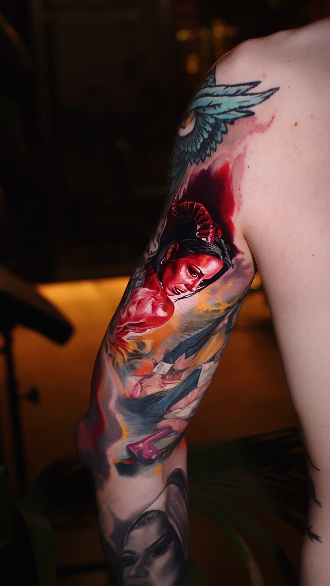 Komposition des Tattoos am Oberarm – Seitenansicht, Teil des Sleeves