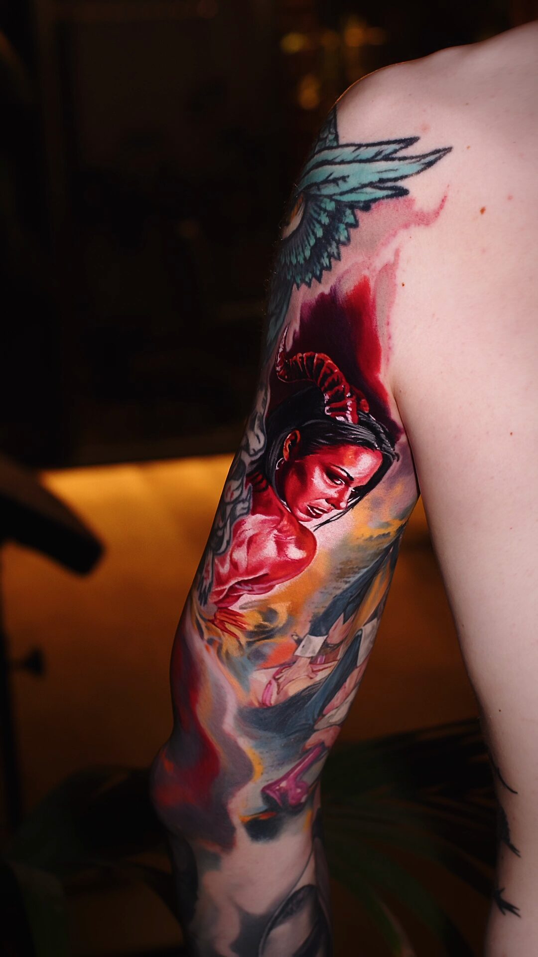 Motiv eines dämonischen Mädchens in Flammen – Tattoo am Oberarm