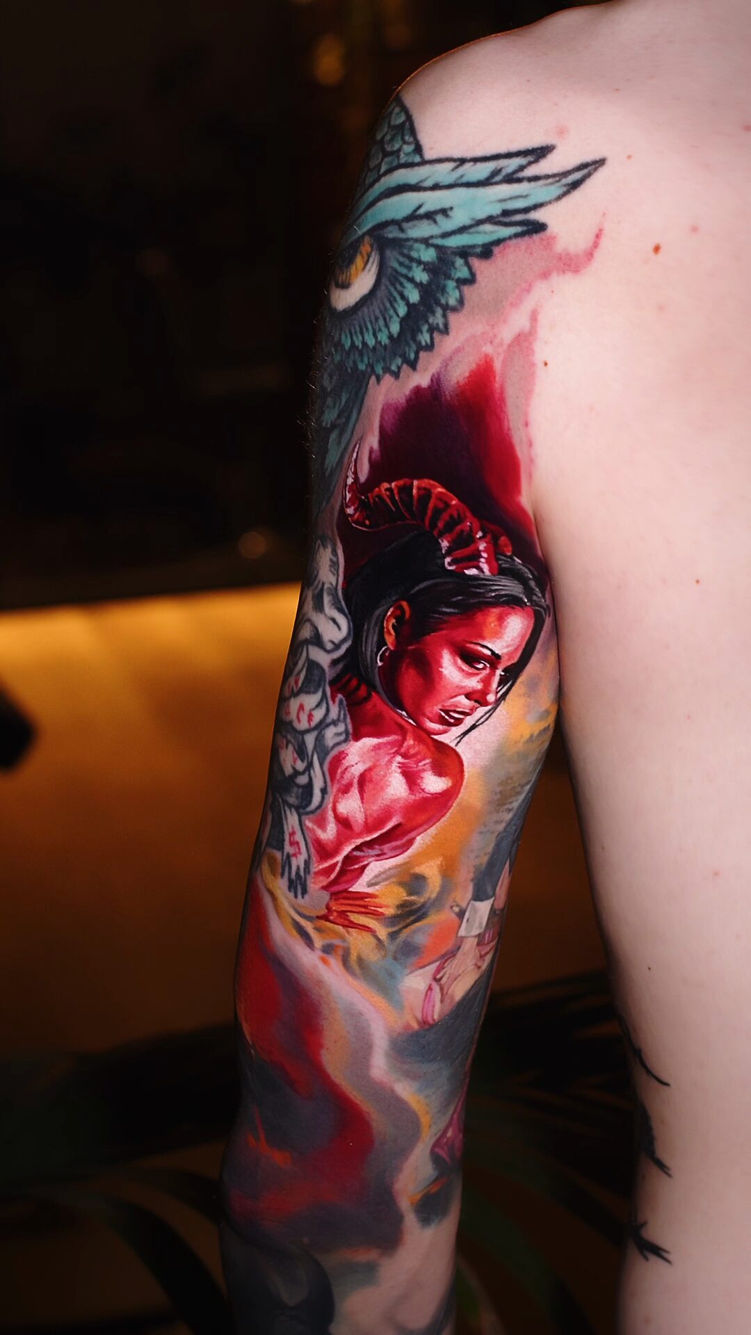 Dreidimensionaler Effekt und Tiefe im Dämonenfrau-Tattoo – warme Farbpalette