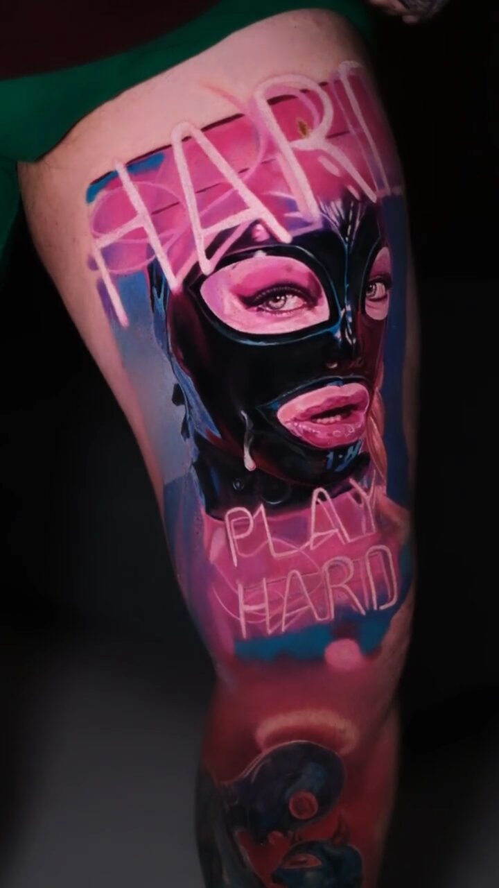 Tattoo einer Frau in Latexmaske – Augen und Lippen im Neonlicht, Color-Realism, Wrocław