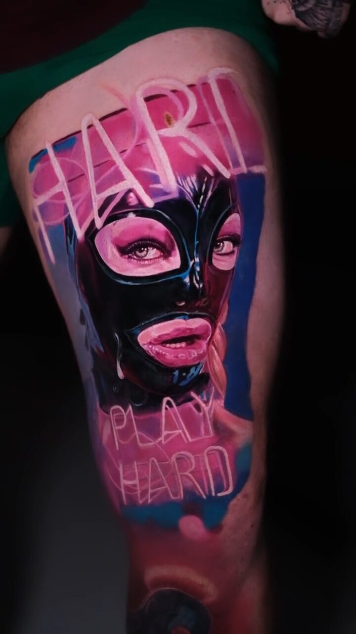 Tattoo am Oberschenkel – Porträt einer Frau in schwarzer Maske, Schriftzug PLAY HARD, Tätowierer Alex666cold, Wrocław