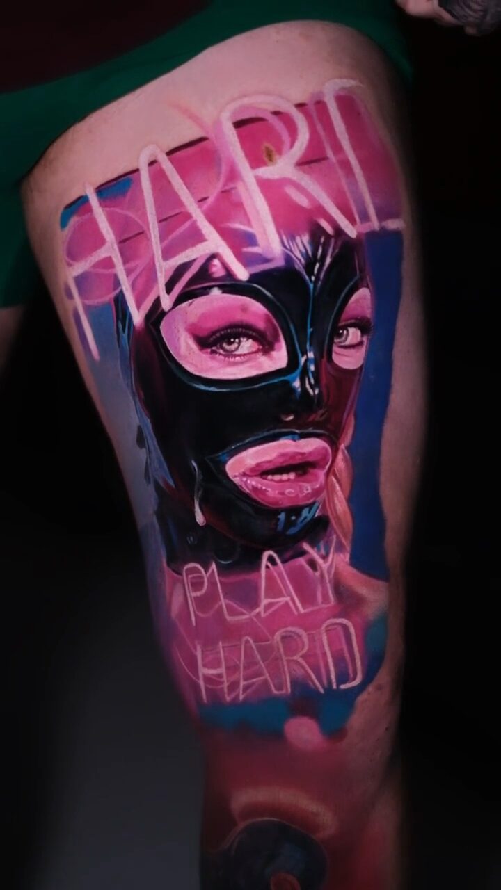 Tattoo-Detail – glänzende Oberfläche der Latexmaske, Lichteffekt, Hyperrealismus, Wrocław